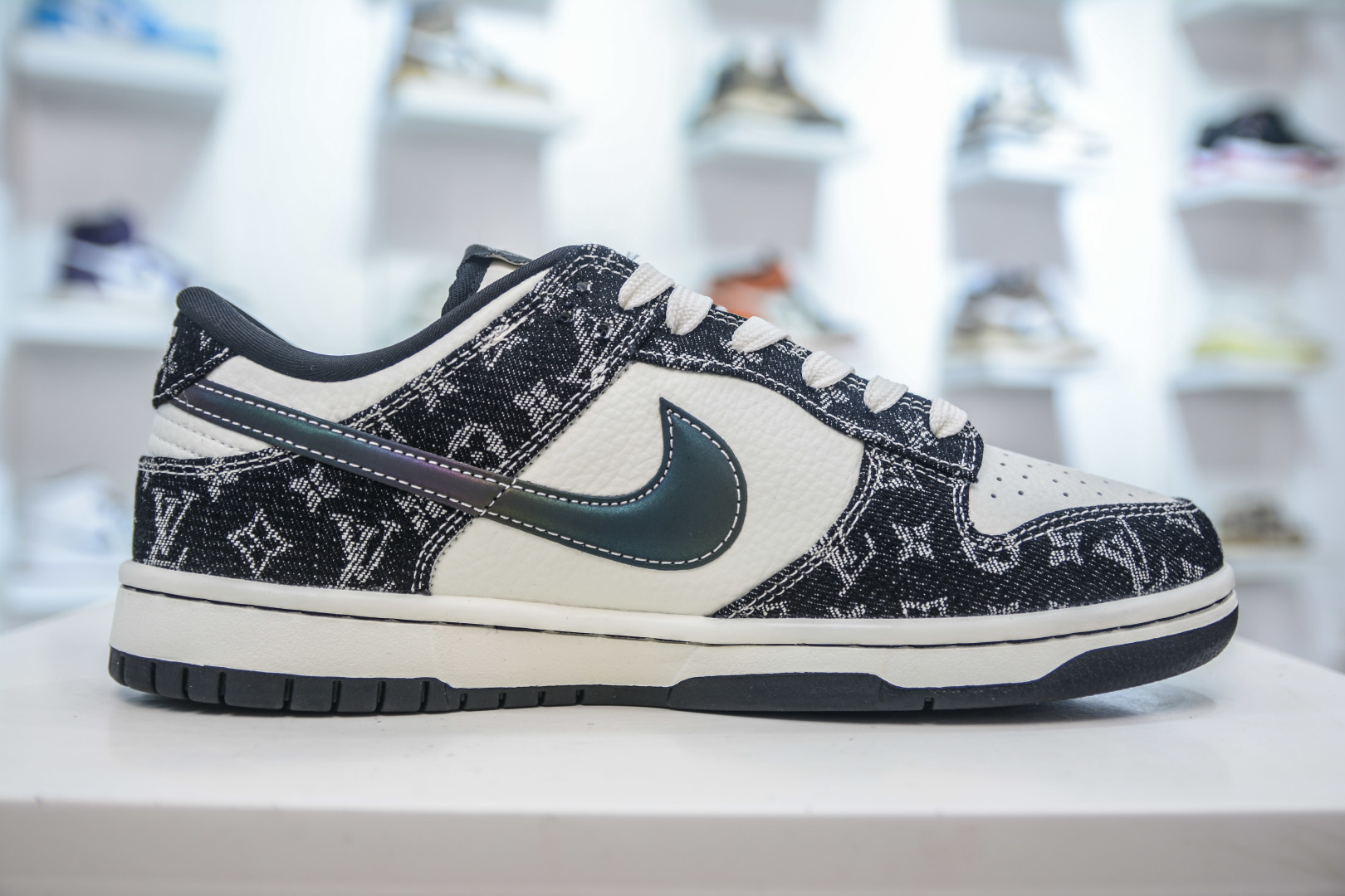 Nike SB Dunk Low x Louis Vuitton Black Laser Gradient Sneakers 3 cmp i1756232006740 8295 0 2