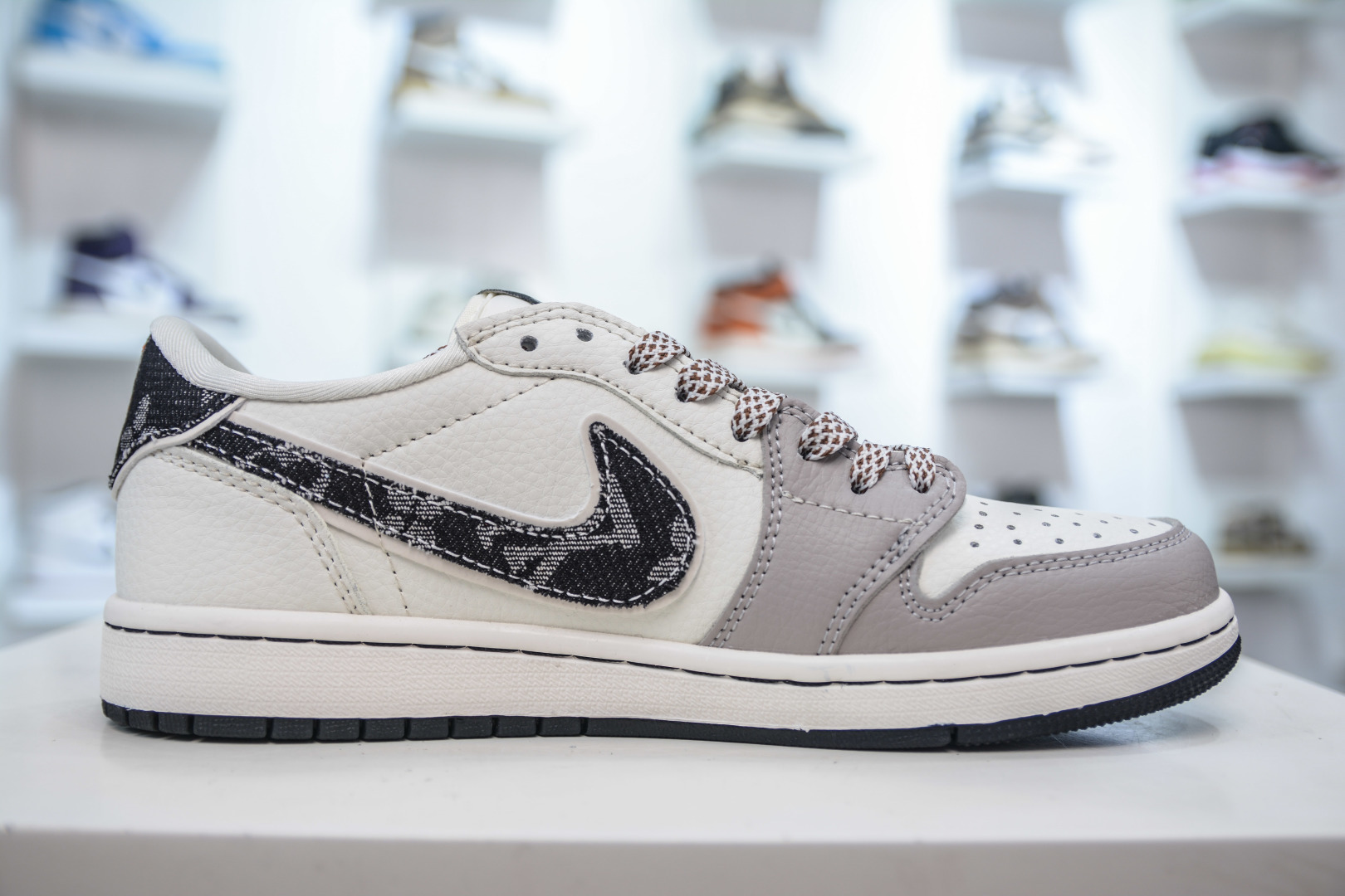 TS x Air Jordan x Louis Vuitton AJ1 Low 倒钩低帮LV联名-米黑牛仔 JW1188-143