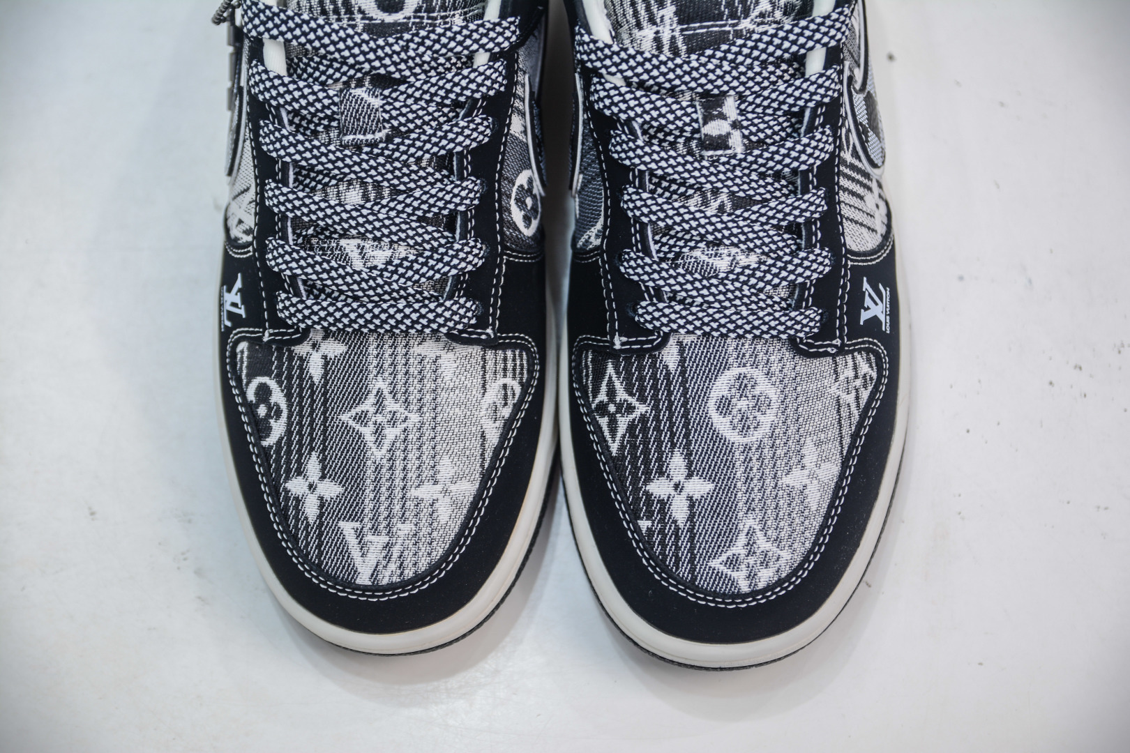 Nike SB Dunk Low x Louis Vuitton LV联名-黑白格 DS6608-005