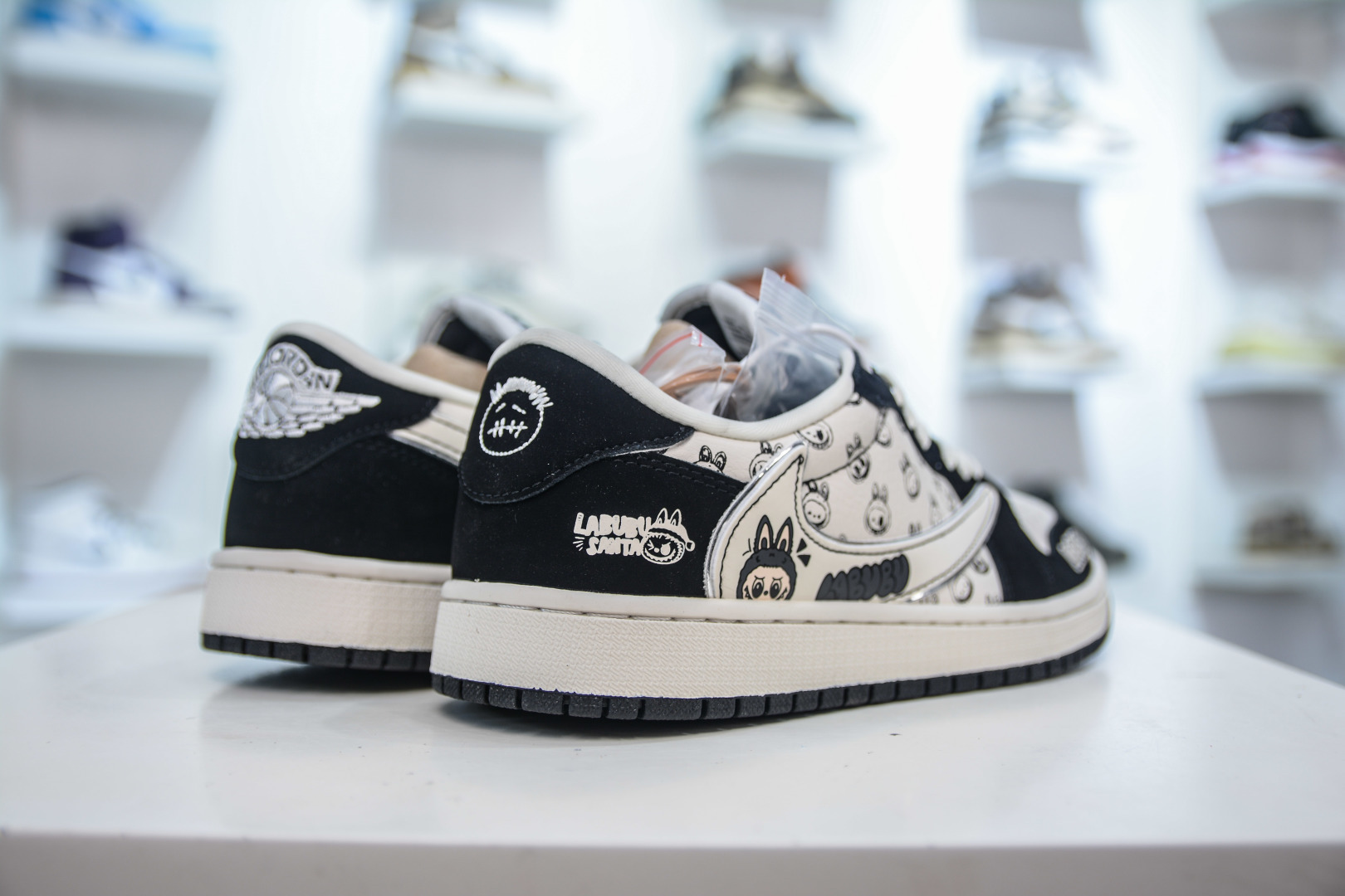 Air Jordan AJ1 Low X LABUBU 低帮联名拉布布-黑白印花 LD2028-056 Air Jordan AJ1 Low X LABUBU 低帮联名拉布布-黑白印花 LD2028-056