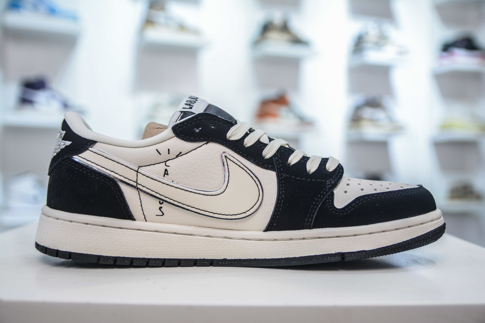 Air Jordan AJ1 Low X LABUBU 低帮联名拉布布-黑白印花 LD2028-056 Air Jordan AJ1 Low X LABUBU 低帮联名拉布布-黑白印花 LD2028-056