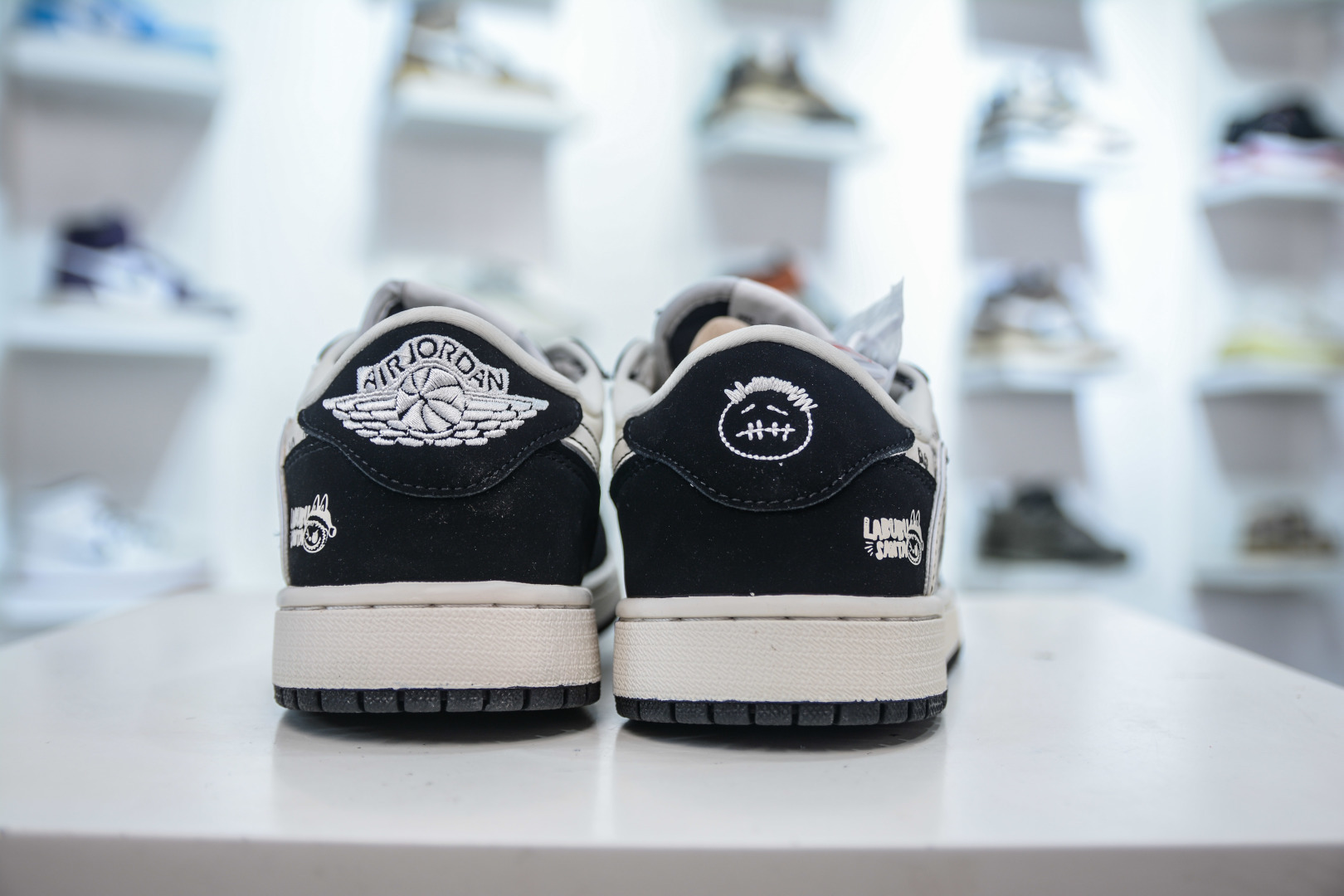 Air Jordan AJ1 Low X LABUBU 低帮联名拉布布-黑白印花 LD2028-056 Air Jordan AJ1 Low X LABUBU 低帮联名拉布布-黑白印花 LD2028-056