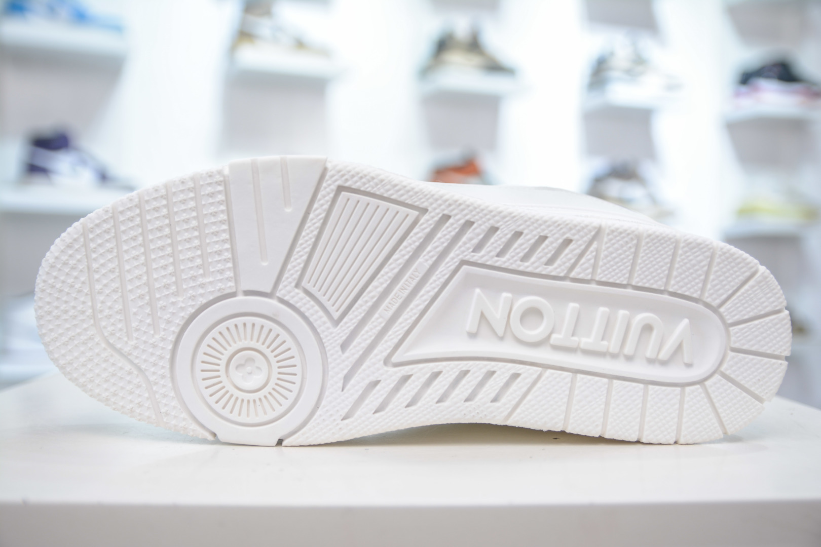 Louis Vuitton Trainer Sneaker White Leather Fashion Show - Sizes 36 to 45 6 cmp i1756500738221 7454 0 4