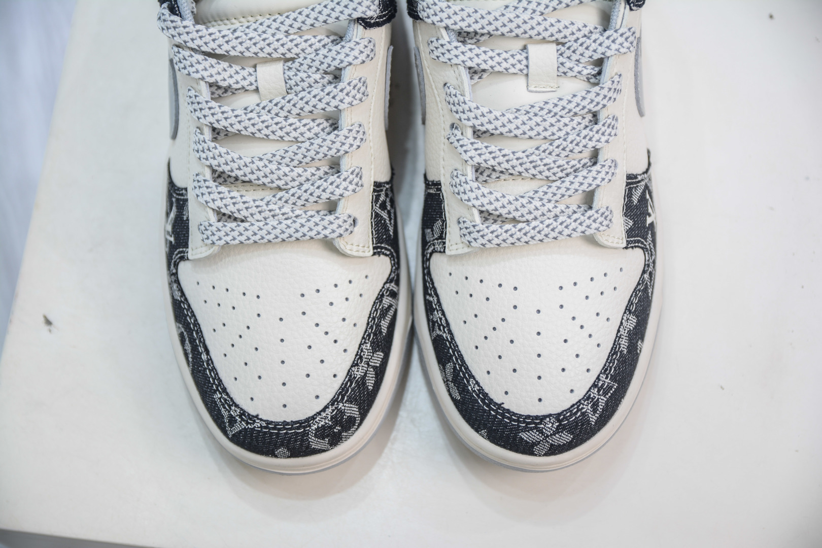 Nike SB Dunk Low x Louis Vuitton White Black Denim Sneakers 10 cmp i1756578948391 1313 0 8