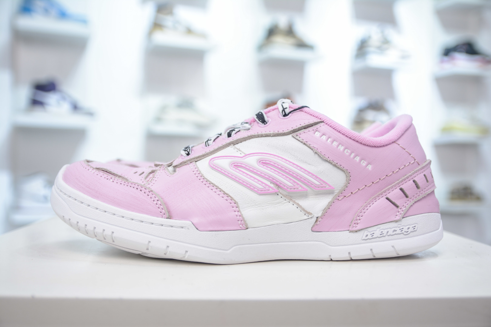 Balenciaga Hamptons Worn-Out Round Toe Lace-Up Low-Top Sneakers - Pink 1 cmp i1756835899391 1630 0 0