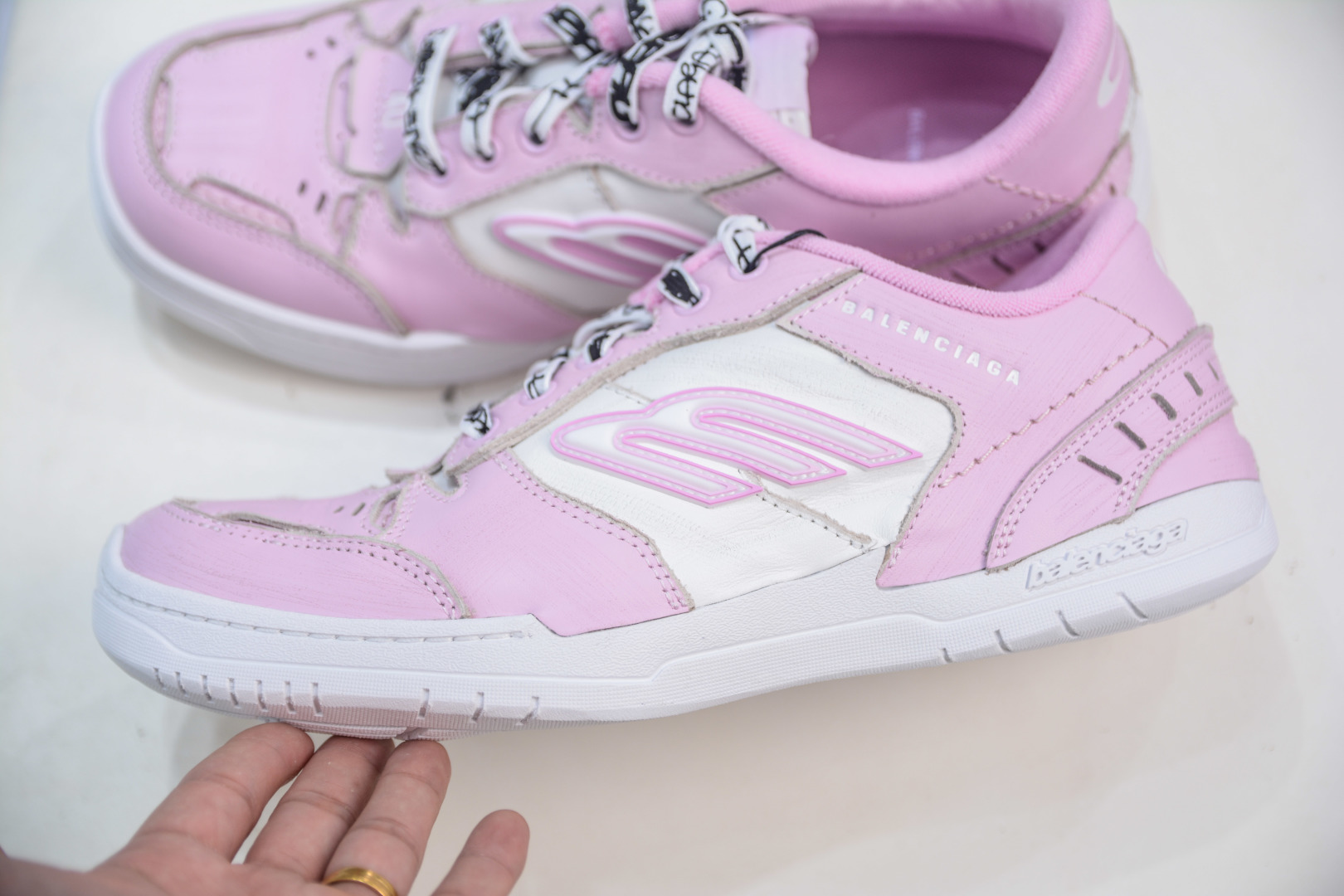 Balenciaga Hamptons Worn-Out Round Toe Lace-Up Low-Top Sneakers - Pink 7 cmp i1756835899391 44 0 6