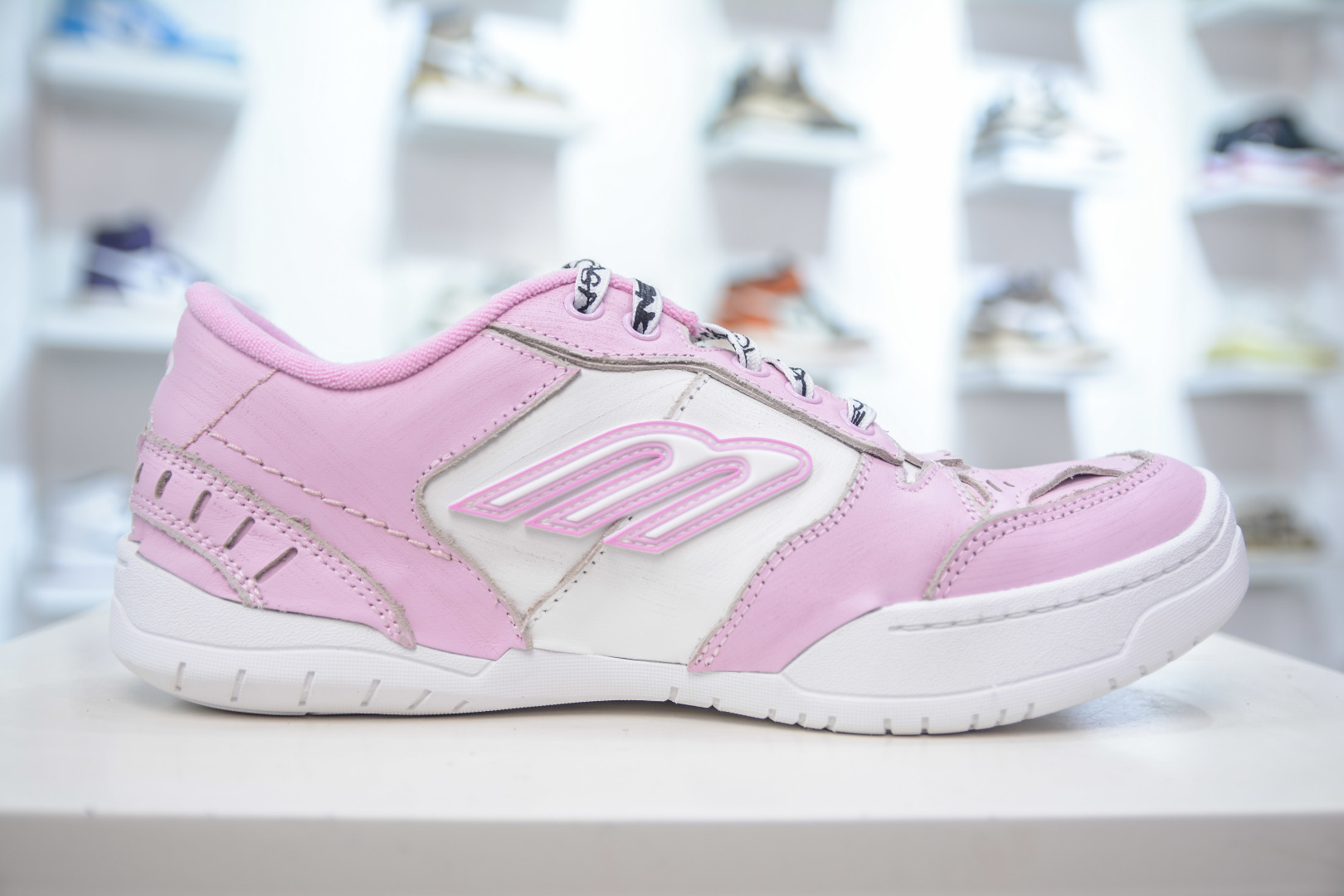 Balenciaga Hamptons Worn-Out Round Toe Lace-Up Low-Top Sneakers - Pink 3 cmp i1756835899391 9724 0 2