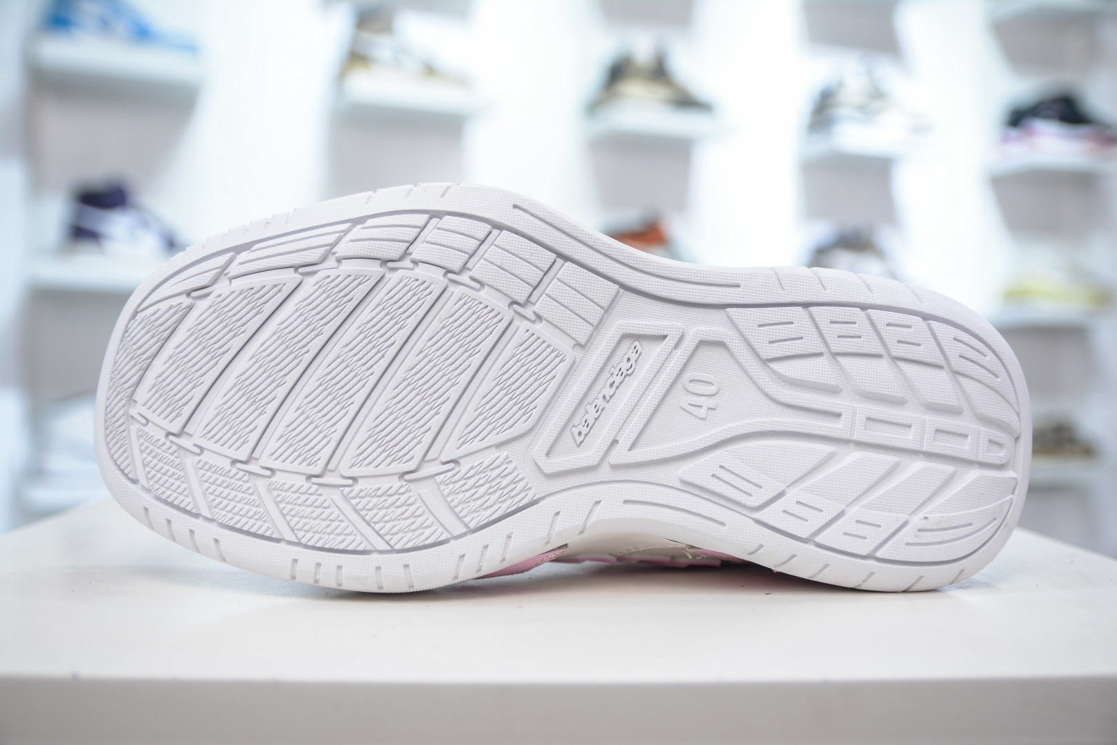 Balenciaga Hamptons Worn-Out Round Toe Lace-Up Low-Top Sneakers - Pink 5 cmp i1756835899393 8682 0 4