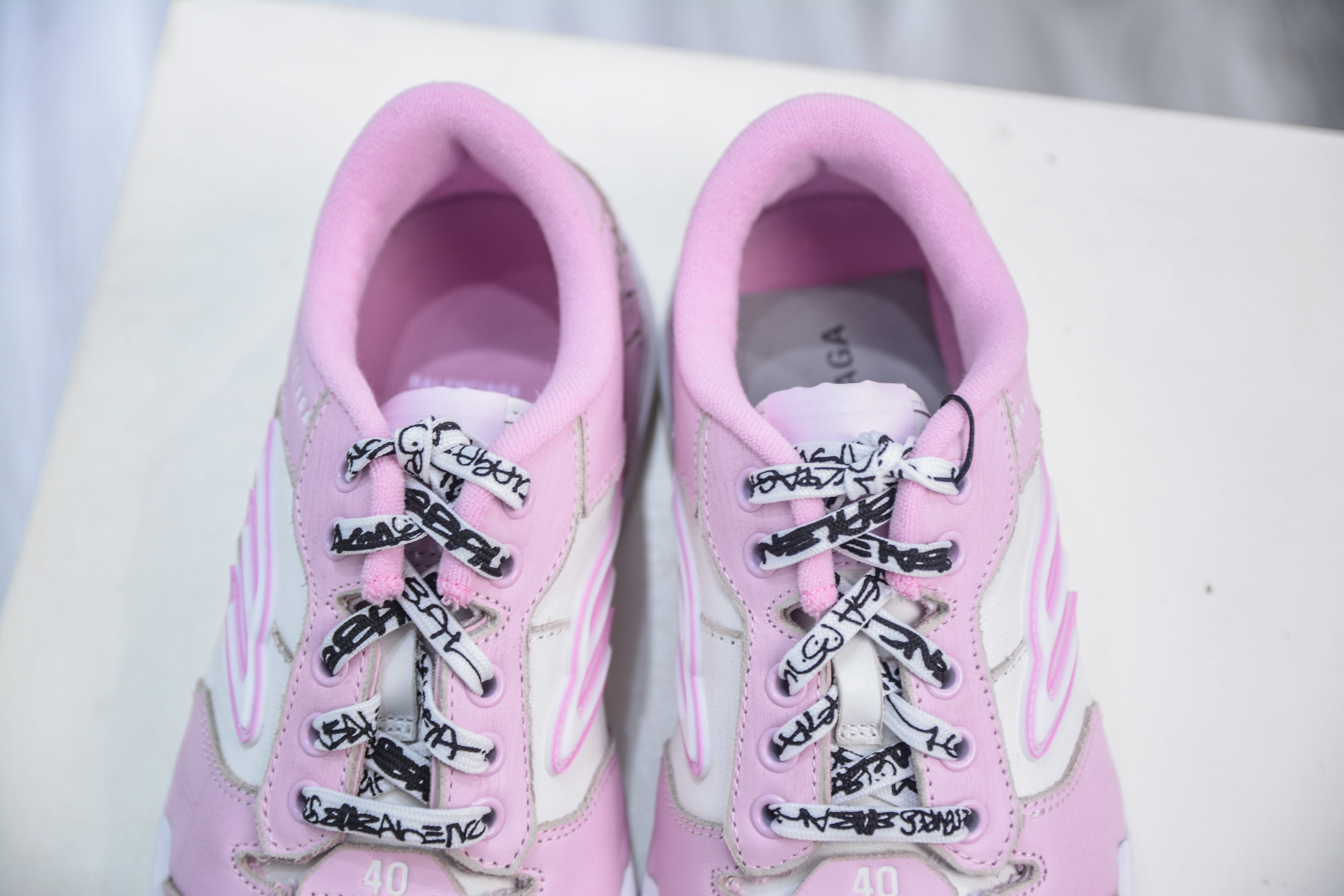 Balenciaga Hamptons Worn-Out Round Toe Lace-Up Low-Top Sneakers - Pink 8 cmp i1756835900317 7819 0 7