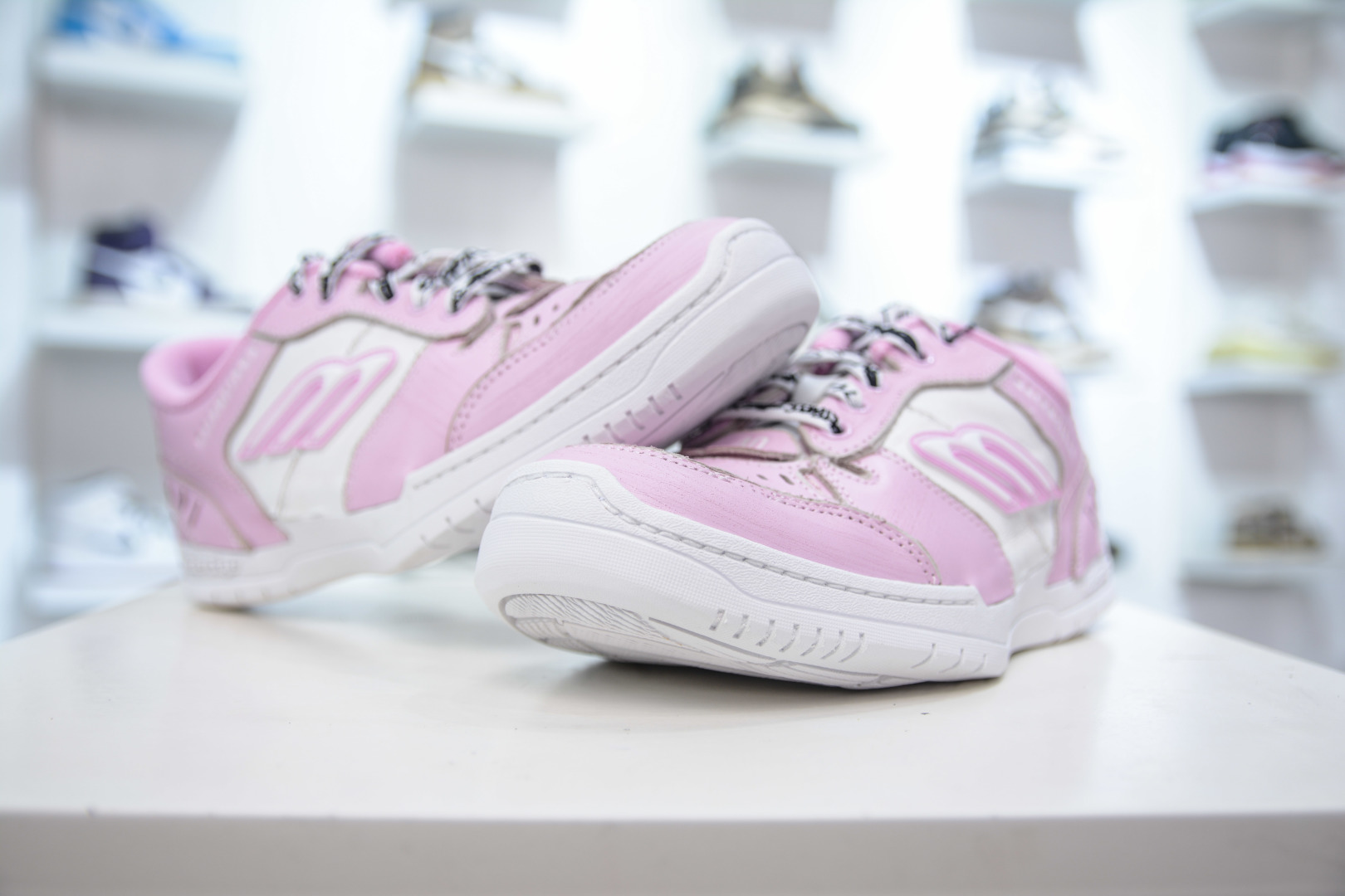 Balenciaga Hamptons Worn-Out Round Toe Lace-Up Low-Top Sneakers - Pink 4 cmp i1756835900447 2858 0 3