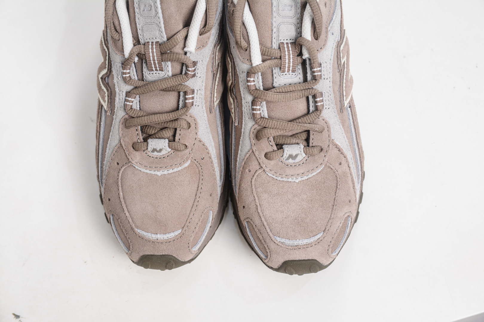 New Balance 204 Series: Retro Running Shoes in Light Brown - Authentic & Stylish 9 cmp i1757199609136 7817 0 8