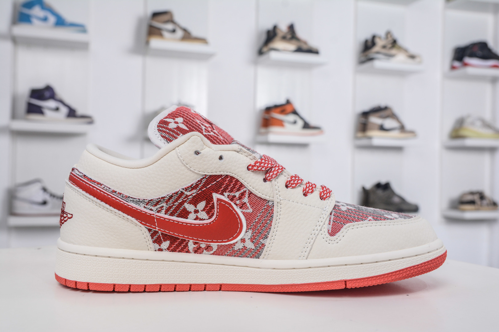 Nike Jordan Low x Louis Vuitton LV联名-白红牛仔 QG1988-010 Nike Jordan Low x Louis Vuitton LV联名-白红牛仔 QG1988-010