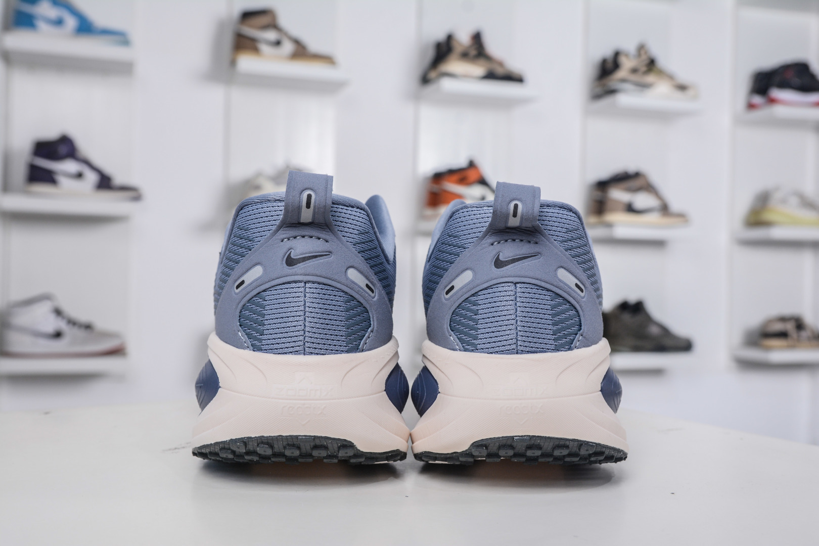 X版 Nike Vomero 18 时尚舒适防滑耐磨 低帮 休闲训练跑步鞋 HM6803-402 X版 Nike Vomero 18 时尚舒适防滑耐磨 低帮 休闲训练跑步鞋 HM6803-402