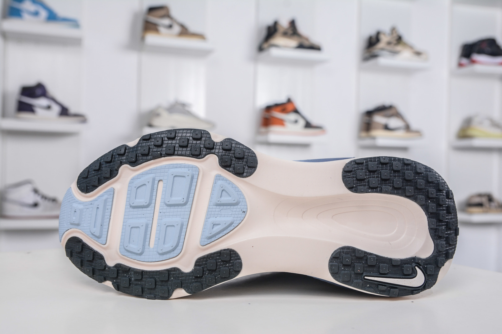 X版 Nike Vomero 18 时尚舒适防滑耐磨 低帮 休闲训练跑步鞋 HM6803-402 X版 Nike Vomero 18 时尚舒适防滑耐磨 低帮 休闲训练跑步鞋 HM6803-402