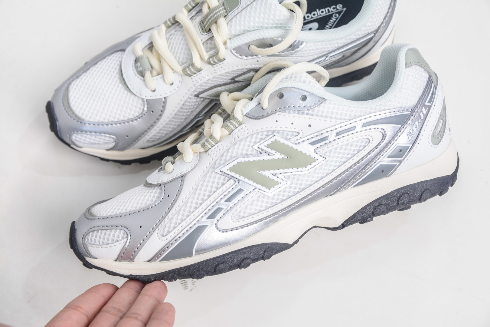 240 New Balance 新百伦204系列 白银黑 新百伦复古休闲运动百搭跑步鞋 U204LSWB