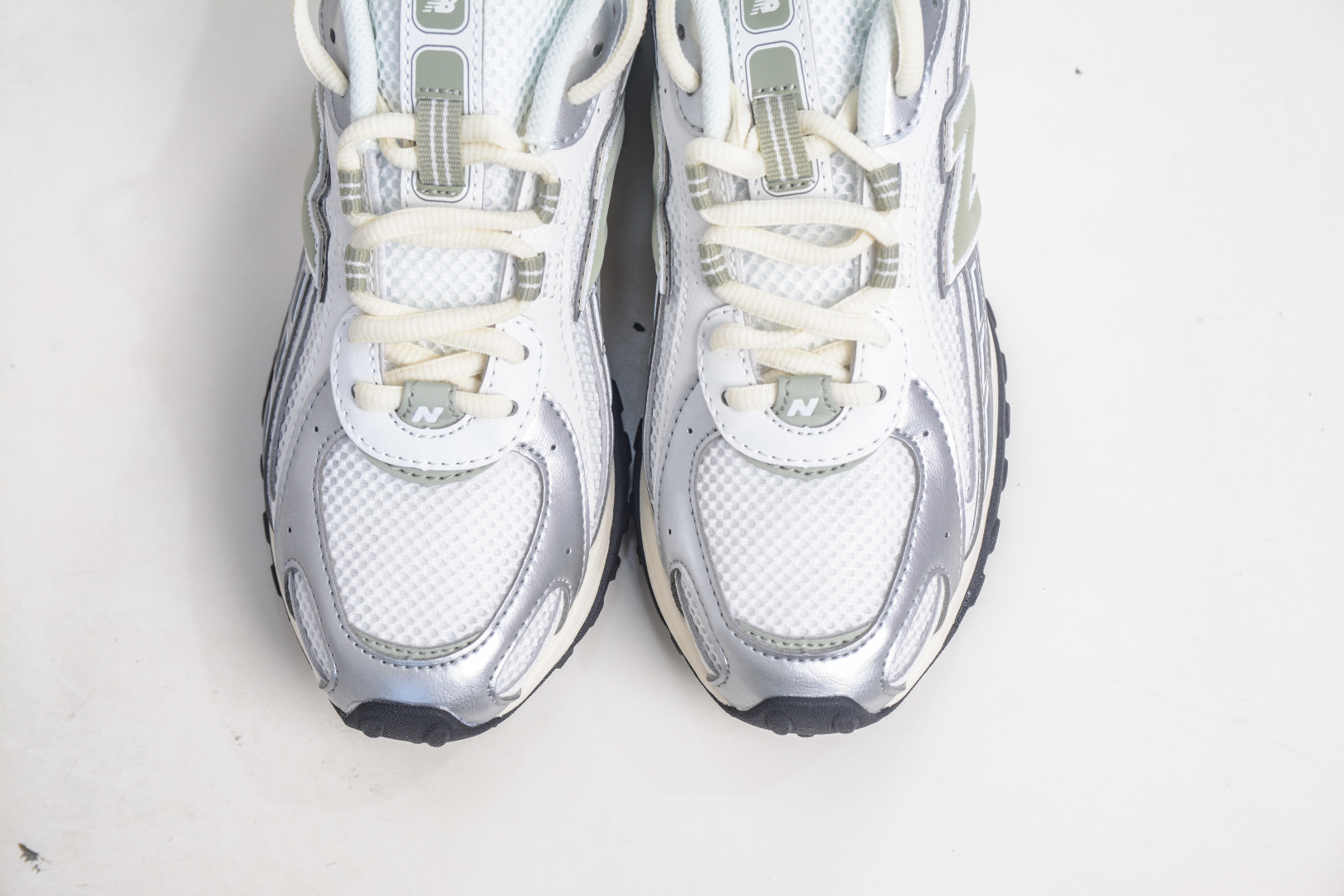 240 New Balance 新百伦204系列 白银黑 新百伦复古休闲运动百搭跑步鞋 U204LSWB