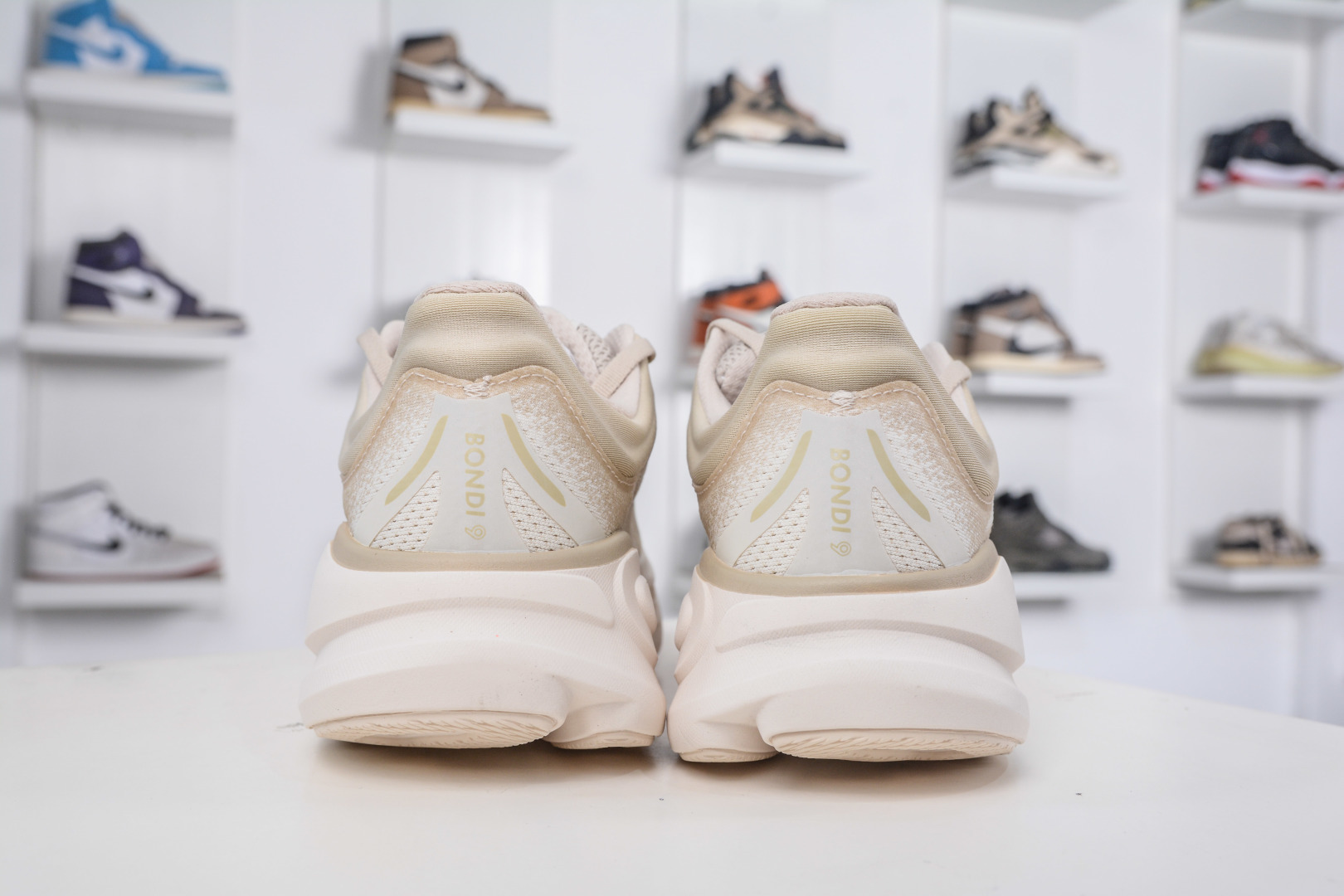 200 X版 HOKA ONE ONE Bondi 9 邦迪九代 机能缓震跑鞋 1162011/OLTM