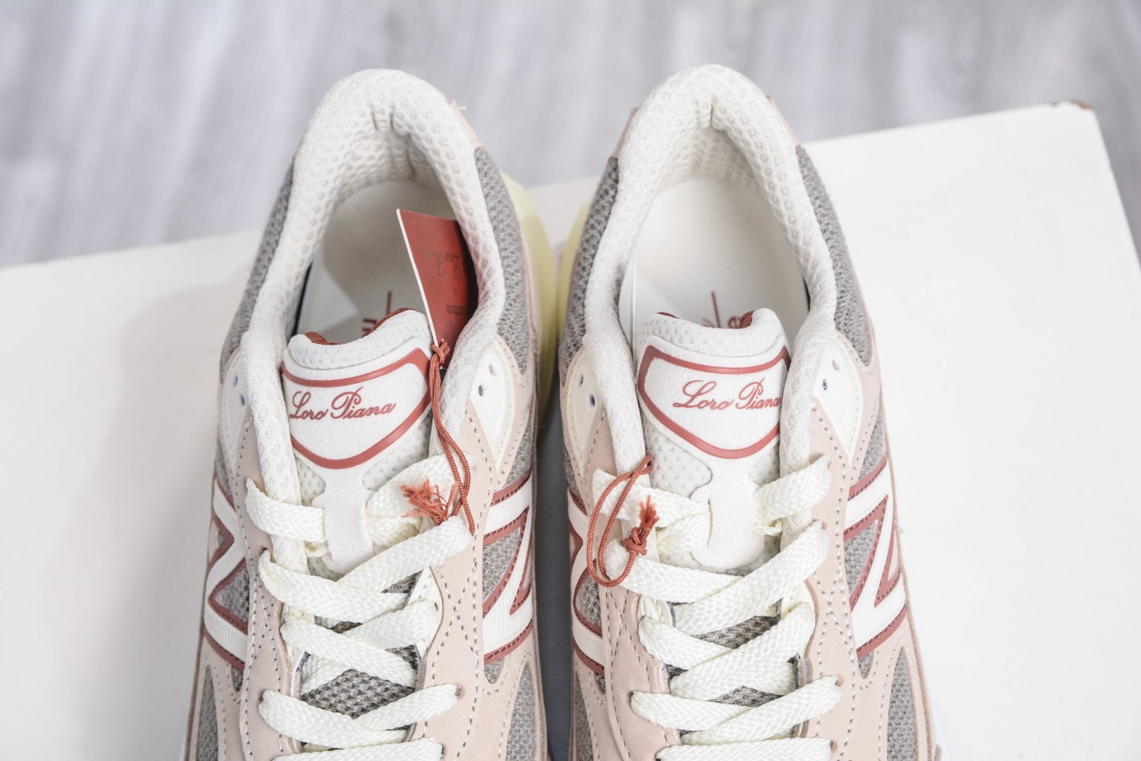 450 ZC总裁版Loro Piana x New Balance 990系列 新百伦NB990V6 第六代总统复古慢跑鞋 联名灰酒红 U990LO6-Chinese UA Cheap High Quatity Brand Clothes Bags handbags Sneakers wholesale wholesaler seller from China Factory suppliers Fashion Clothing Shoes best Quality Beautiful Price 450 ZC总裁版Loro Piana x New Balance 990系列 新百伦NB990V6 第六代总统复古慢跑鞋 联名灰酒红 U990LO6