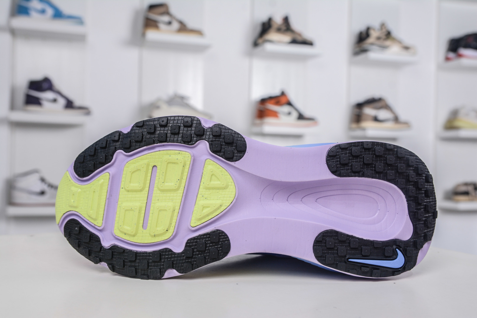 Nike Vomero 18: Stylish, Comfortable, and Durable Running Shoes for Women 5 cmp i1757610420265 729 0 4