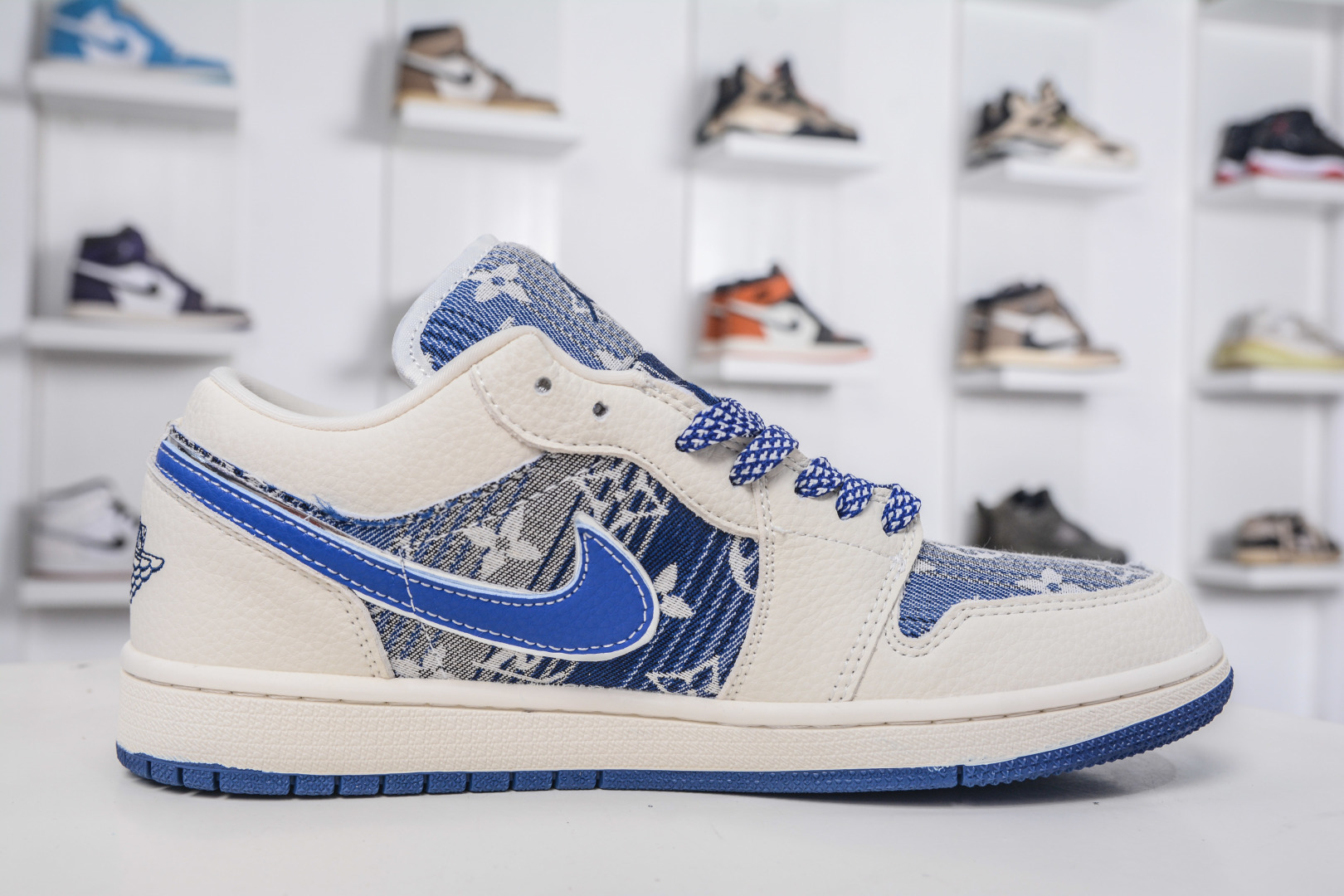 Nike Jordan Low x Louis Vuitton LV联名-白蓝牛仔 QG1988-009-莆田鞋,莆田鞋货源,高仿鞋,高仿鞋货源,安福档口,莆田高仿鞋,莆田鞋批发,高仿鞋批发,莆田高仿运动鞋,高仿运动鞋,莆田运动鞋 Nike Jordan Low x Louis Vuitton LV联名-白蓝牛仔 QG1988-009