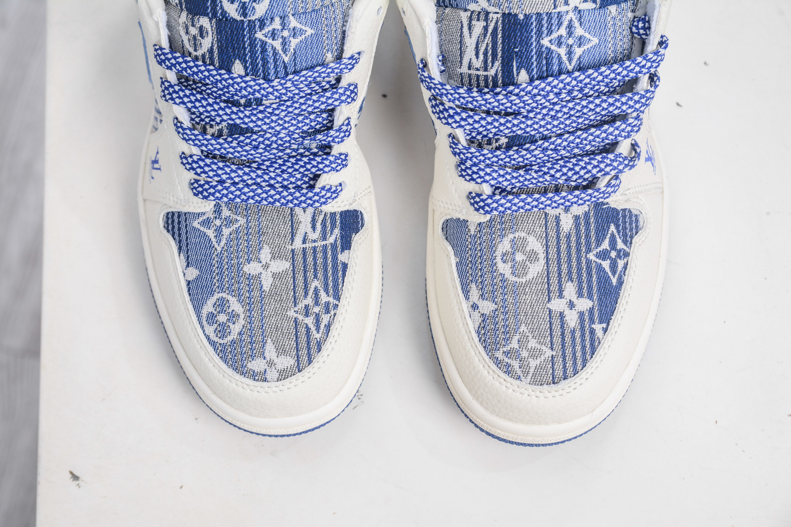 Nike Jordan Low x Louis Vuitton LV联名-白蓝牛仔 QG1988-009-莆田鞋,莆田鞋货源,高仿鞋,高仿鞋货源,安福档口,莆田高仿鞋,莆田鞋批发,高仿鞋批发,莆田高仿运动鞋,高仿运动鞋,莆田运动鞋 Nike Jordan Low x Louis Vuitton LV联名-白蓝牛仔 QG1988-009