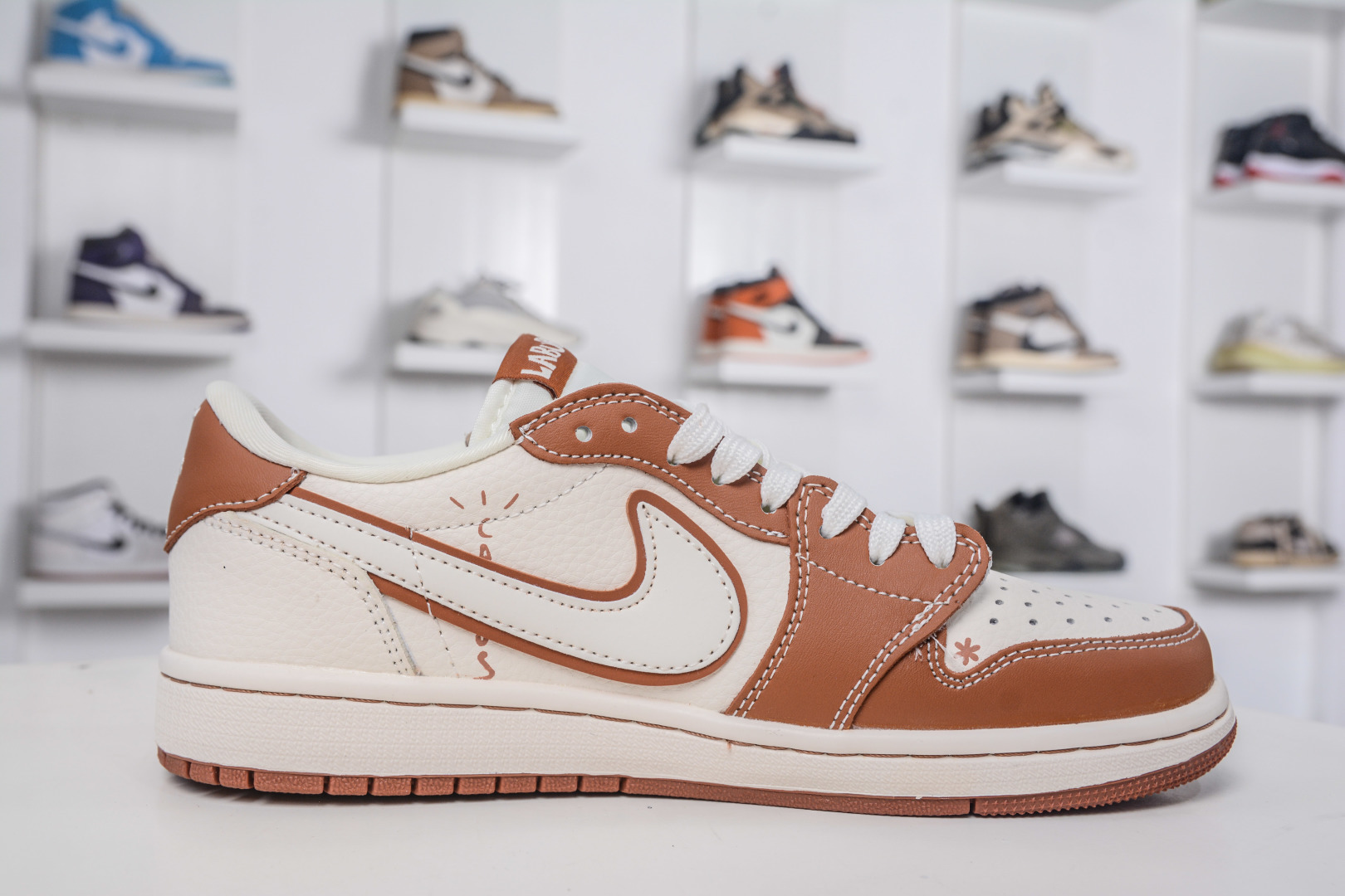 TS x Air Jordan AJ1 Low X LABUBU 低帮联名拉布布-白棕 DZ5899-020-莆田鞋,莆田鞋货源,高仿鞋,高仿鞋货源,安福档口,莆田高仿鞋,莆田鞋批发,高仿鞋批发,莆田高仿运动鞋,高仿运动鞋,莆田运动鞋 TS x Air Jordan AJ1 Low X LABUBU 低帮联名拉布布-白棕 DZ5899-020