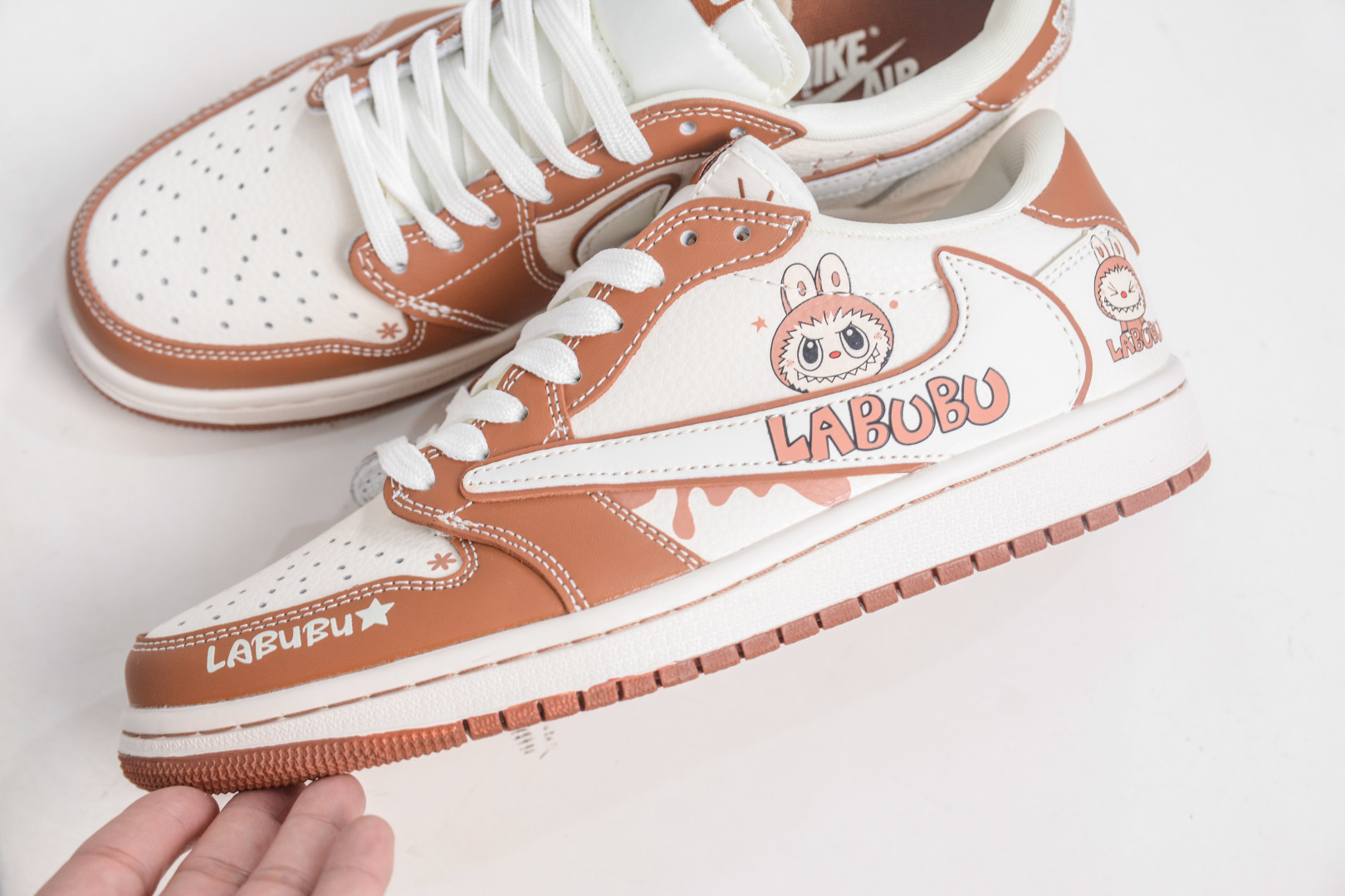 TS x Air Jordan AJ1 Low X LABUBU 低帮联名拉布布-白棕 DZ5899-020-莆田鞋,莆田鞋货源,高仿鞋,高仿鞋货源,安福档口,莆田高仿鞋,莆田鞋批发,高仿鞋批发,莆田高仿运动鞋,高仿运动鞋,莆田运动鞋 TS x Air Jordan AJ1 Low X LABUBU 低帮联名拉布布-白棕 DZ5899-020