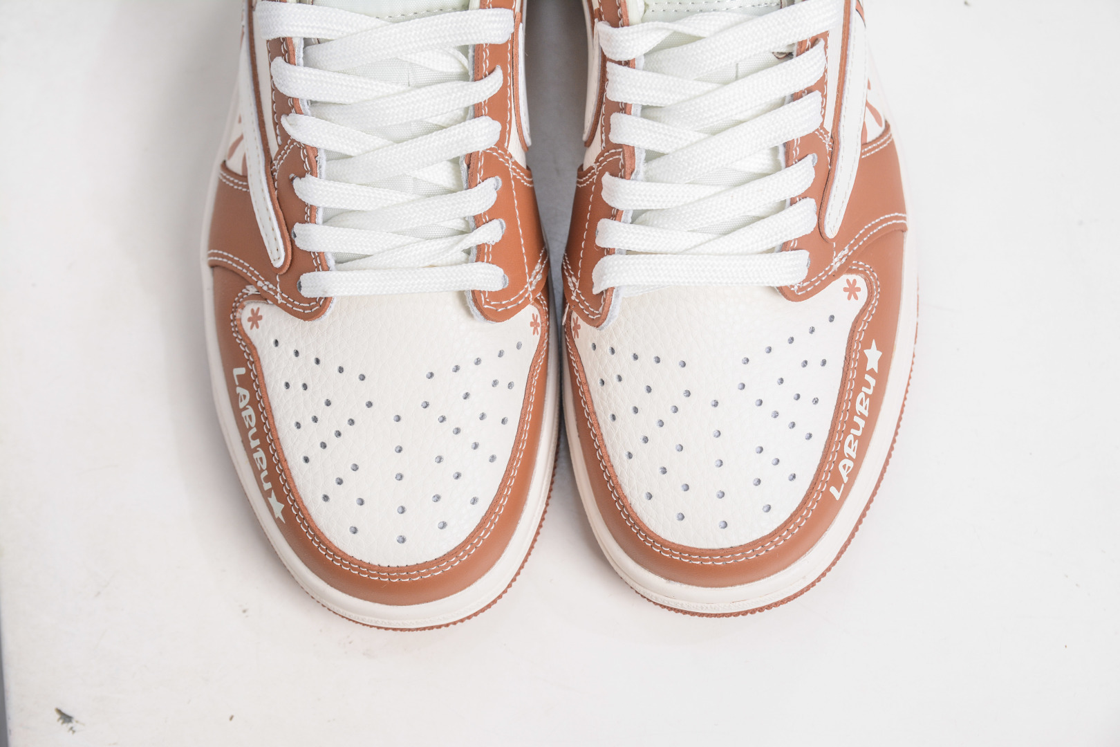 TS x Air Jordan AJ1 Low X LABUBU 低帮联名拉布布-白棕 DZ5899-020-莆田鞋,莆田鞋货源,高仿鞋,高仿鞋货源,安福档口,莆田高仿鞋,莆田鞋批发,高仿鞋批发,莆田高仿运动鞋,高仿运动鞋,莆田运动鞋 TS x Air Jordan AJ1 Low X LABUBU 低帮联名拉布布-白棕 DZ5899-020