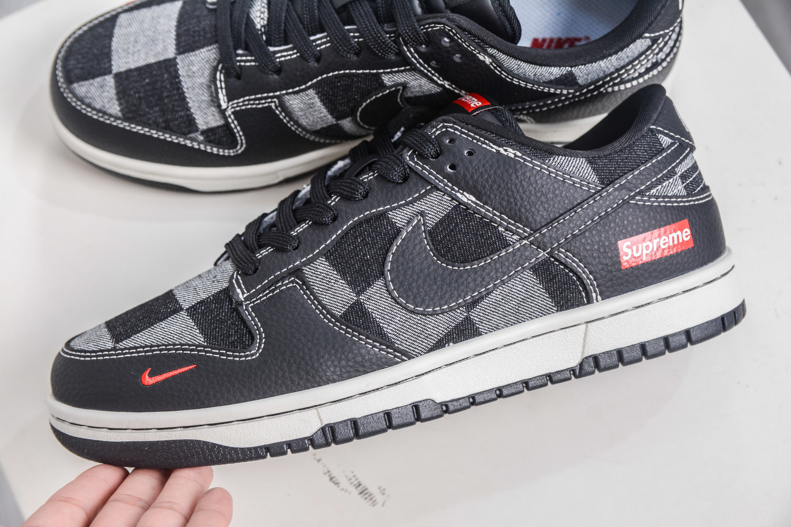 Nike SB Dunk Low x Supreme SUP联名-黑灰格调 SC0601-462-莆田鞋,莆田鞋货源,高仿鞋,高仿鞋货源,安福档口,莆田高仿鞋,莆田鞋批发,高仿鞋批发,莆田高仿运动鞋,高仿运动鞋,莆田运动鞋 Nike SB Dunk Low x Supreme SUP联名-黑灰格调 SC0601-462