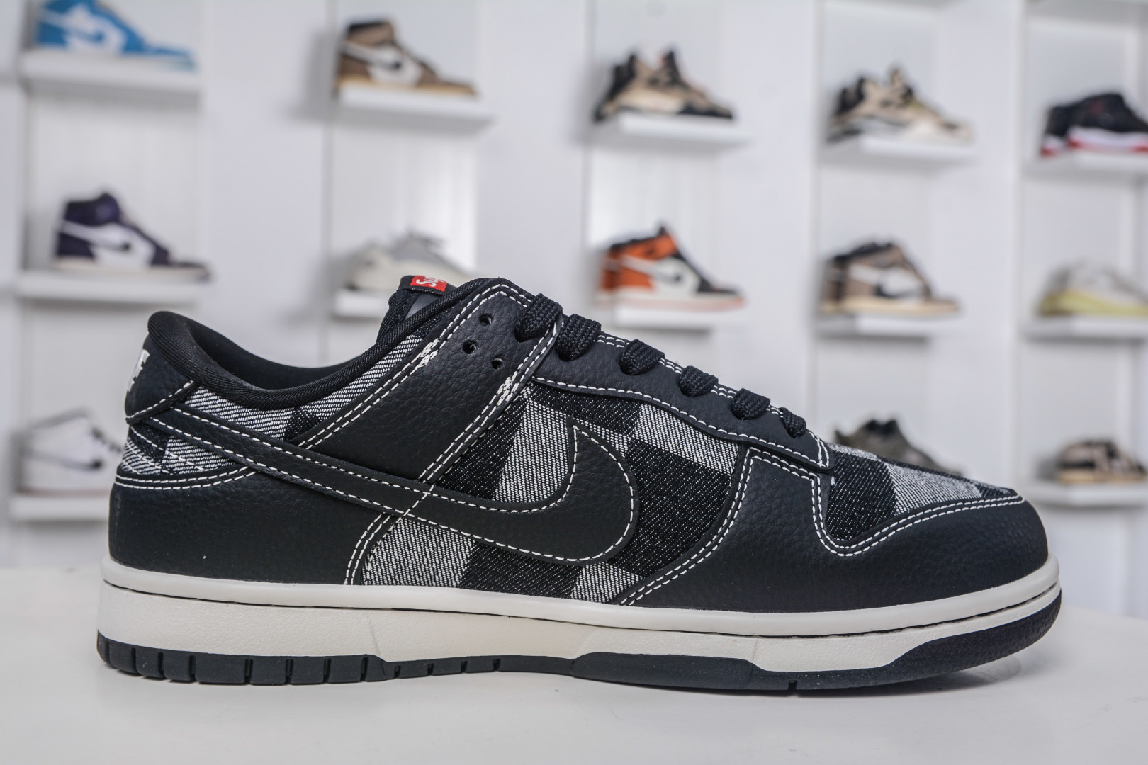 Nike SB Dunk Low x Supreme SUP联名-黑灰格调 SC0601-462-莆田鞋,莆田鞋货源,高仿鞋,高仿鞋货源,安福档口,莆田高仿鞋,莆田鞋批发,高仿鞋批发,莆田高仿运动鞋,高仿运动鞋,莆田运动鞋 Nike SB Dunk Low x Supreme SUP联名-黑灰格调 SC0601-462