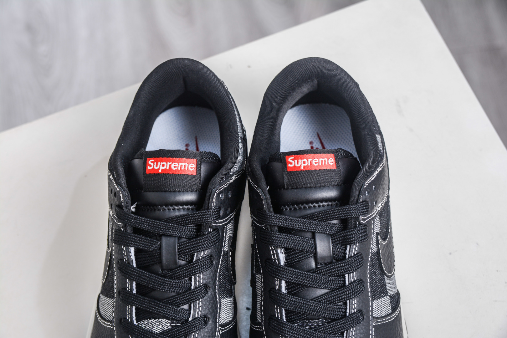 Nike SB Dunk Low x Supreme SUP联名-黑灰格调 SC0601-462-莆田鞋,莆田鞋货源,高仿鞋,高仿鞋货源,安福档口,莆田高仿鞋,莆田鞋批发,高仿鞋批发,莆田高仿运动鞋,高仿运动鞋,莆田运动鞋 Nike SB Dunk Low x Supreme SUP联名-黑灰格调 SC0601-462