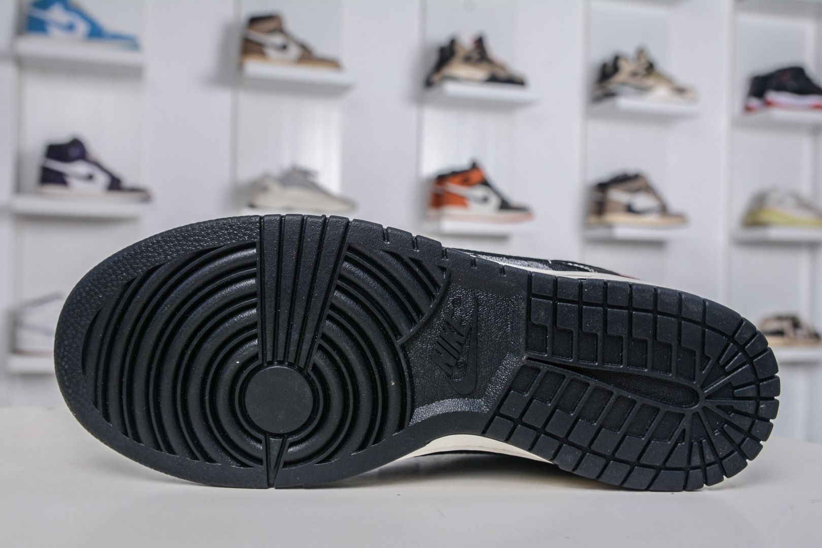 Nike SB Dunk Low x Supreme SUP联名-黑灰格调 SC0601-462-莆田鞋,莆田鞋货源,高仿鞋,高仿鞋货源,安福档口,莆田高仿鞋,莆田鞋批发,高仿鞋批发,莆田高仿运动鞋,高仿运动鞋,莆田运动鞋 Nike SB Dunk Low x Supreme SUP联名-黑灰格调 SC0601-462