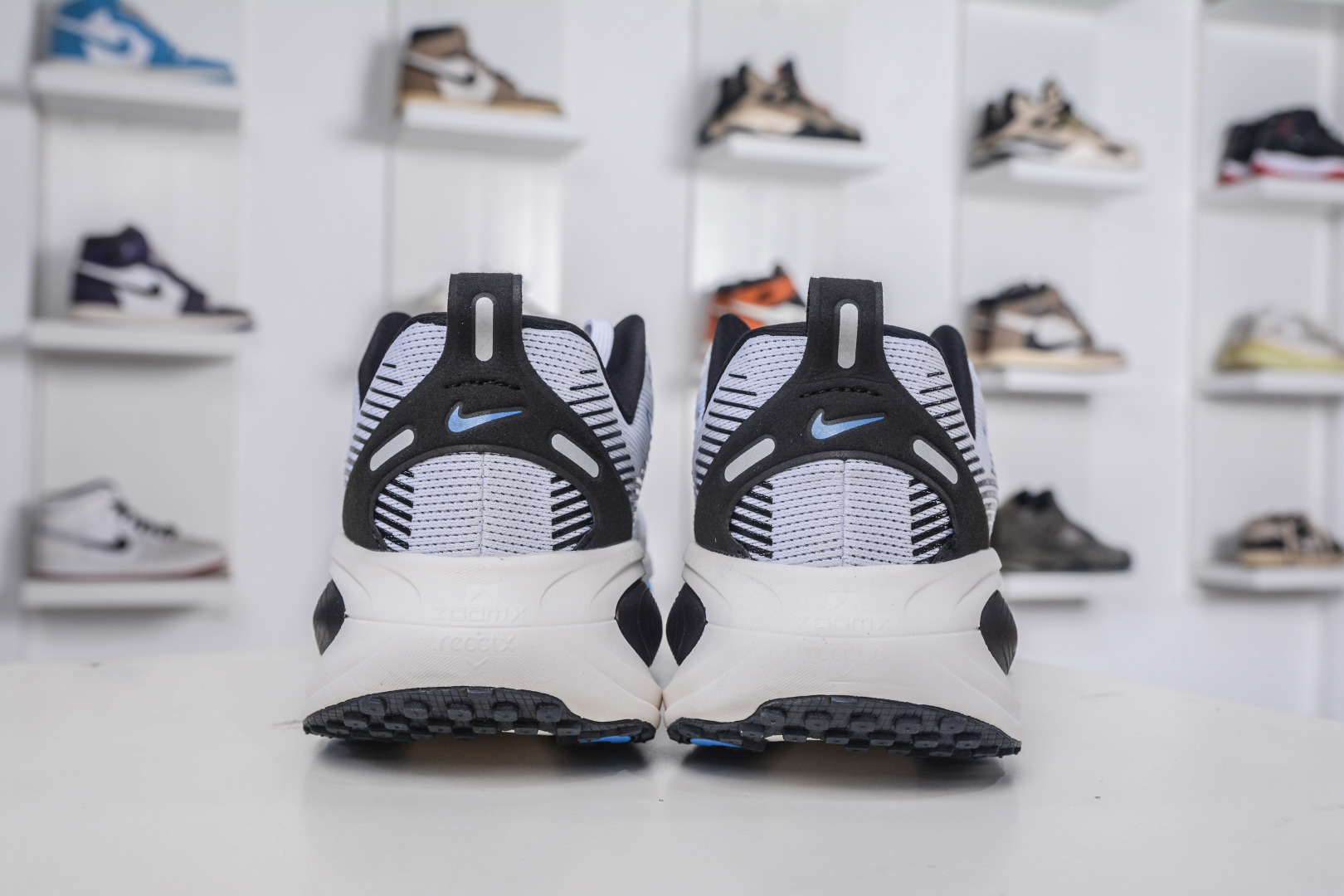 X版 Nike Vomero 18 时尚舒适防滑耐磨 低帮 休闲训练跑步鞋 IB7722-100-莆田鞋,莆田鞋货源,高仿鞋,高仿鞋货源,安福档口,莆田高仿鞋,莆田鞋批发,高仿鞋批发,莆田高仿运动鞋,高仿运动鞋,莆田运动鞋 X版 Nike Vomero 18 时尚舒适防滑耐磨 低帮 休闲训练跑步鞋 IB7722-100