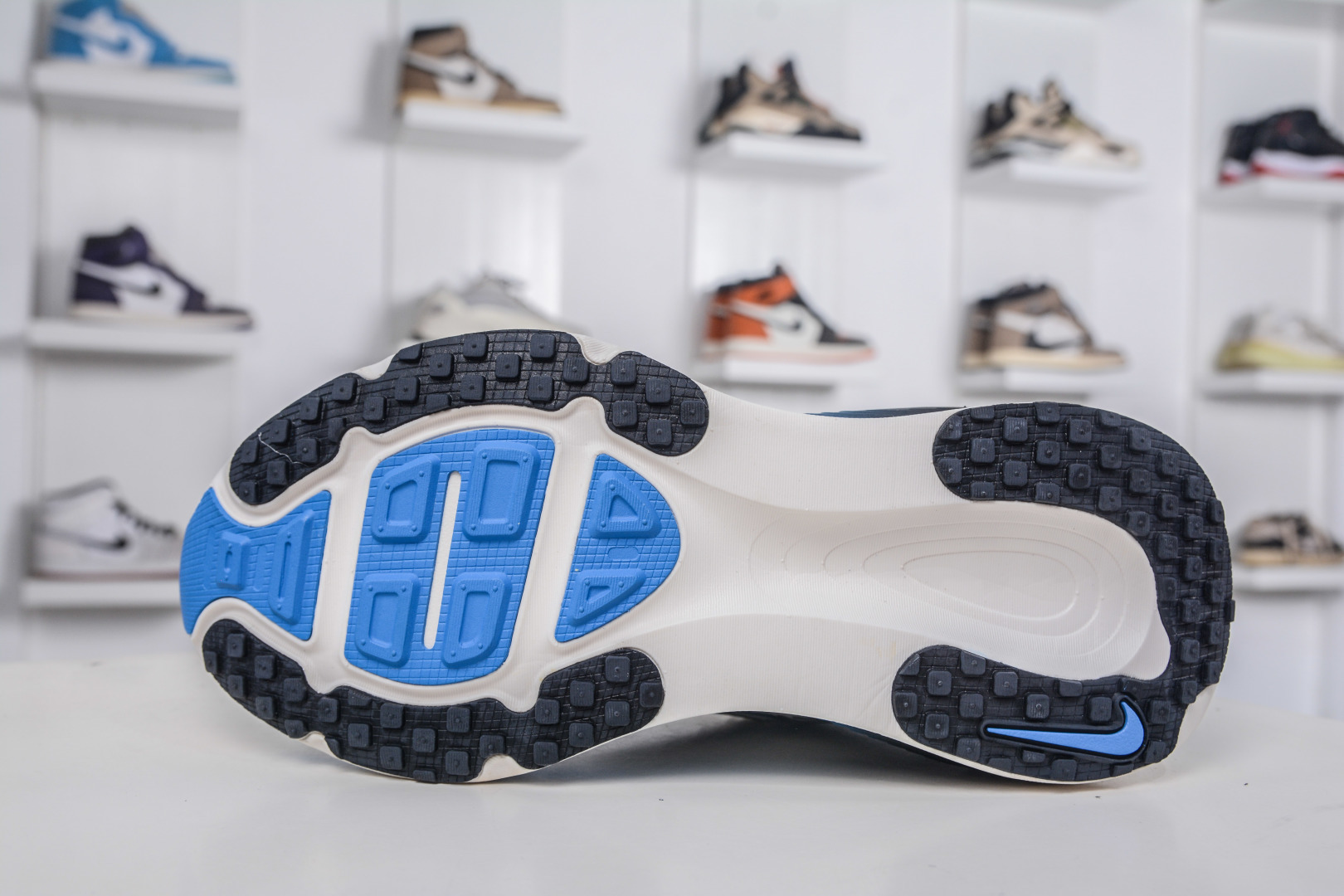 X版 Nike Vomero 18 时尚舒适防滑耐磨 低帮 休闲训练跑步鞋 IB7722-100-莆田鞋,莆田鞋货源,高仿鞋,高仿鞋货源,安福档口,莆田高仿鞋,莆田鞋批发,高仿鞋批发,莆田高仿运动鞋,高仿运动鞋,莆田运动鞋 X版 Nike Vomero 18 时尚舒适防滑耐磨 低帮 休闲训练跑步鞋 IB7722-100