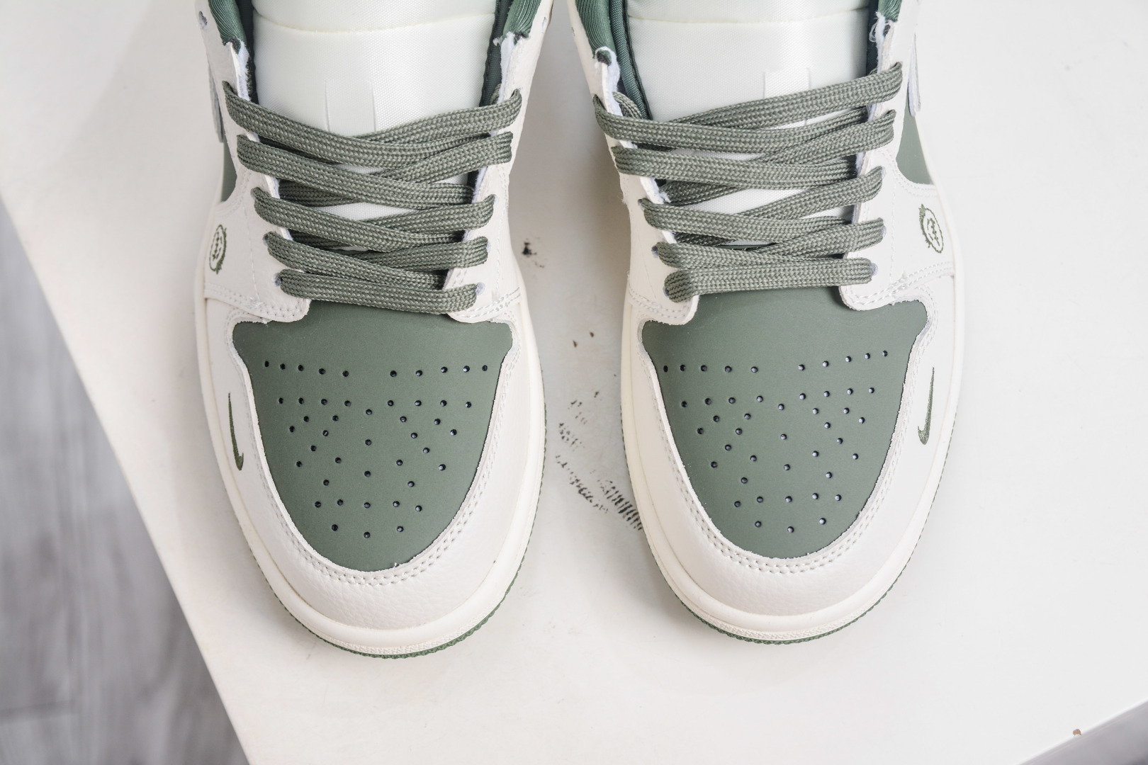 Air Jordan 1 Retro Low x Gucci Collab - White & Green Custom Sneakers 9 cmp i1757869040629 4441 0 8