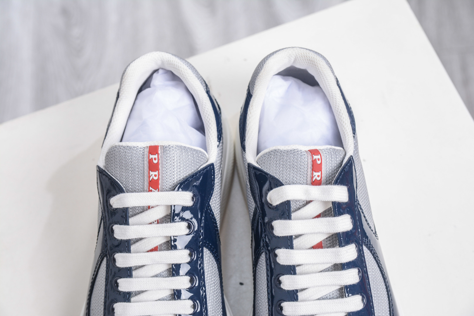 450 外贸专供 普拉达 Prada Linea Rossa 徽标彰显独特的设计格调