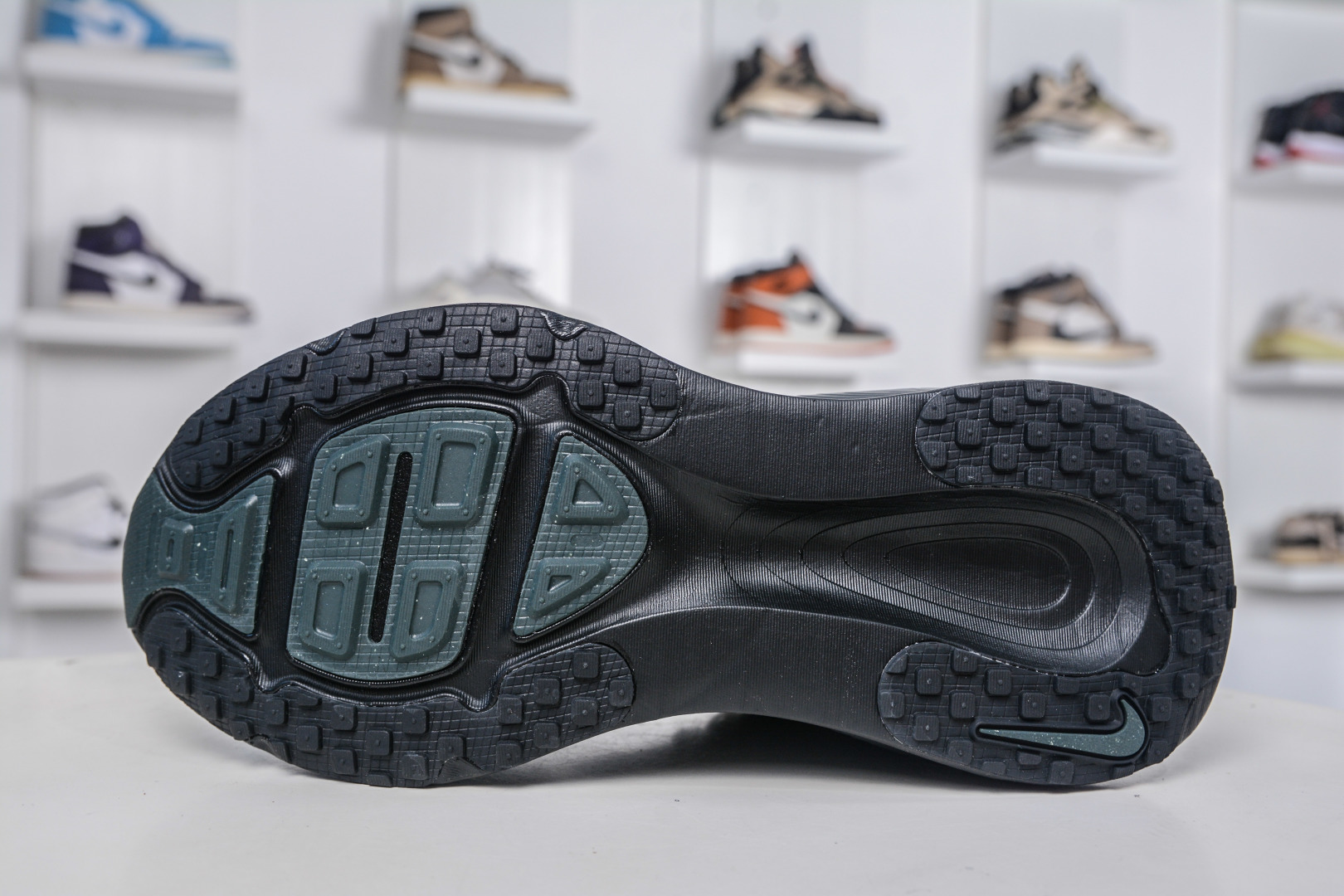 Nike Vomero 18: Stylish, Comfortable, and Durable Running & Training Shoes 6 cmp i1757956059123 1542 0 4