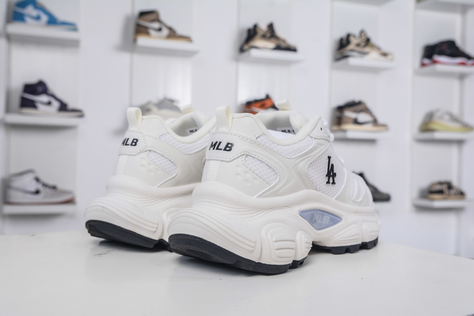 MLB Curve Runner Mono Mesh New York Yankees White Chunky Sneakers 7 cmp i1758040256145 6930 0 5