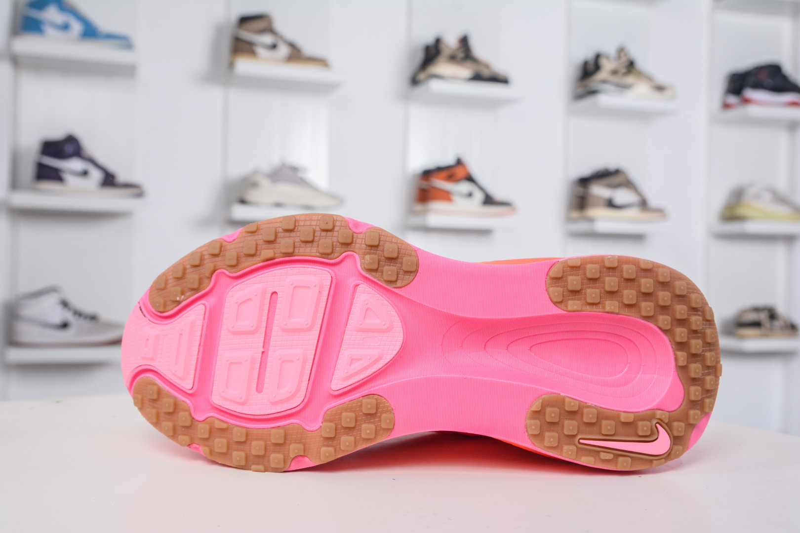 Nike Vomero 18: Stylish, Comfortable, and Durable Running Shoes - Pink 6 cmp i1758040911436 2893 0 4