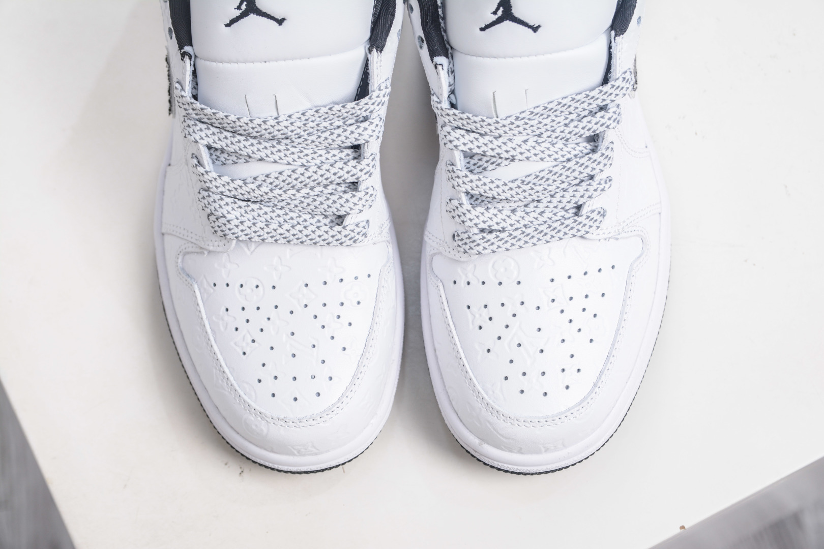 Nike Jordan Low x Louis Vuitton LV联名-纯白立体印花黑牛仔勾 QG1988-011