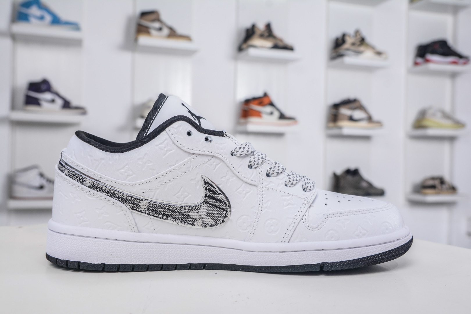 Nike Jordan Low x Louis Vuitton LV联名-纯白立体印花黑牛仔勾 QG1988-011