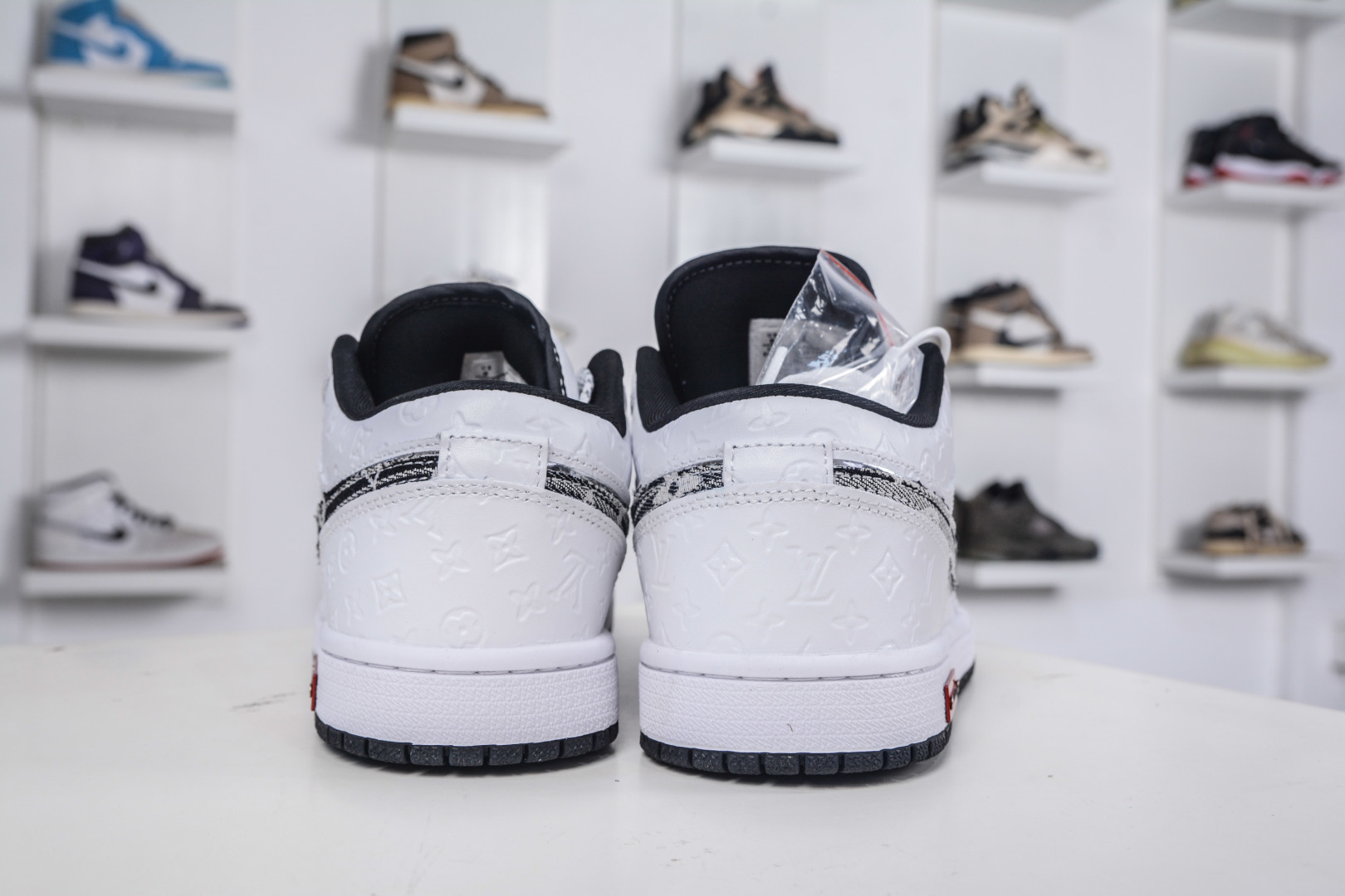 Nike Jordan Low x Louis Vuitton LV联名-纯白立体印花黑牛仔勾 QG1988-011