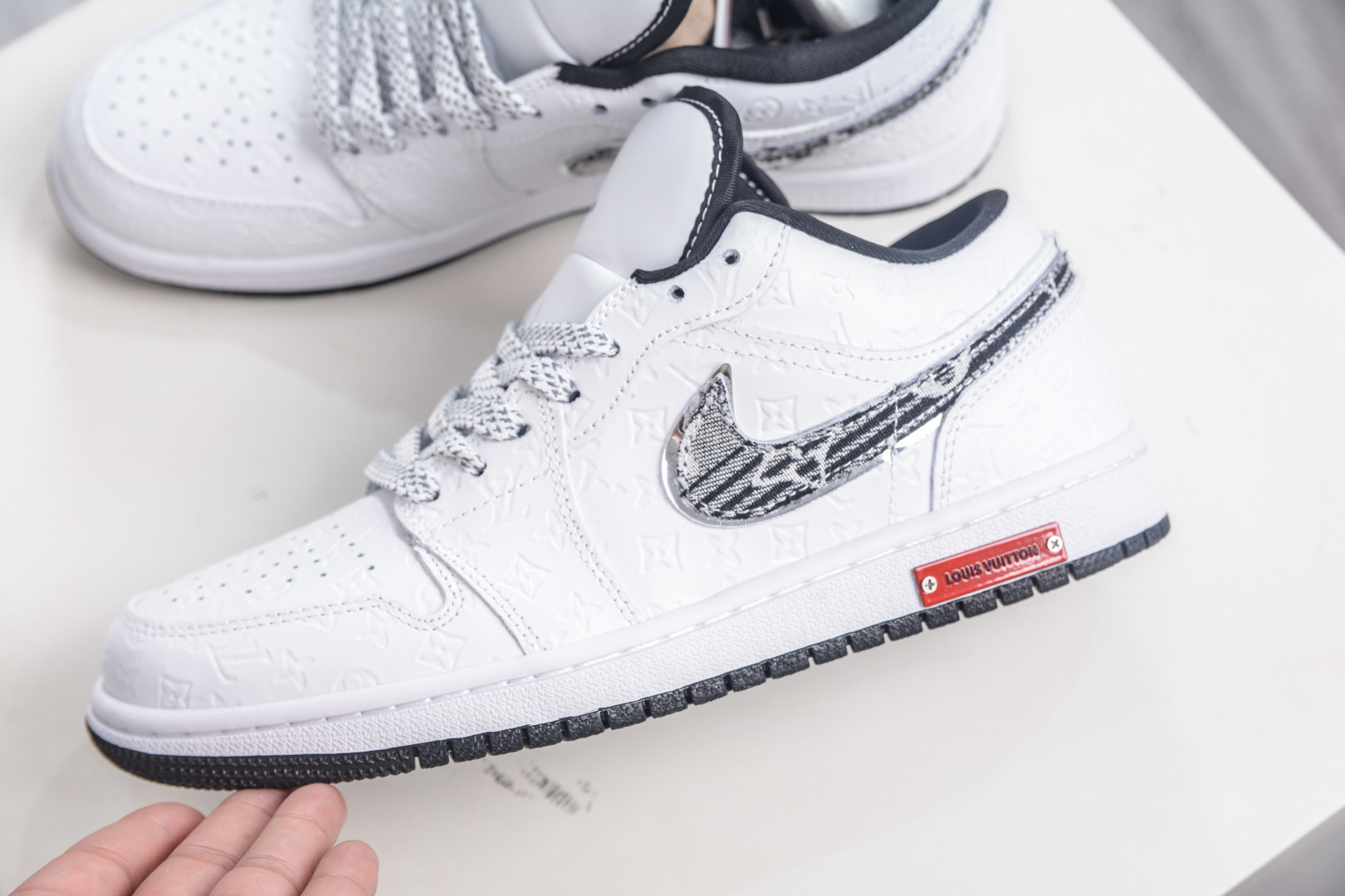 Nike Jordan Low x Louis Vuitton LV联名-纯白立体印花黑牛仔勾 QG1988-011