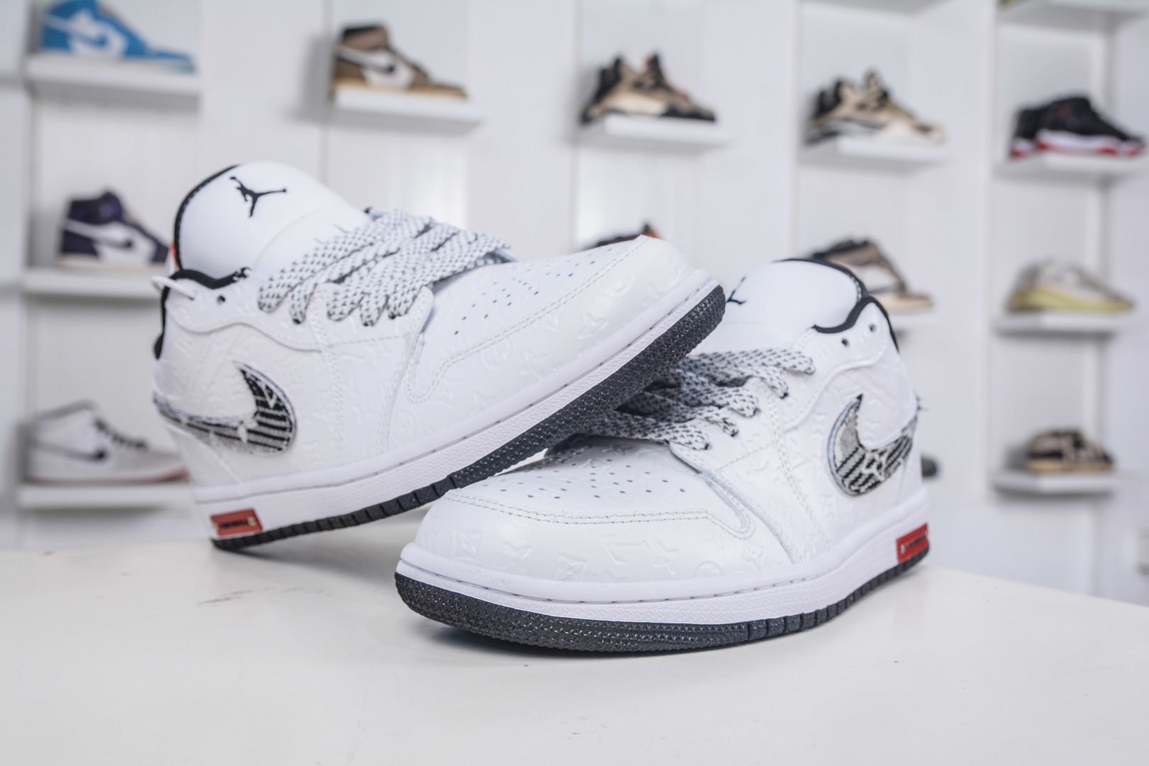 Nike Jordan Low x Louis Vuitton LV联名-纯白立体印花黑牛仔勾 QG1988-011