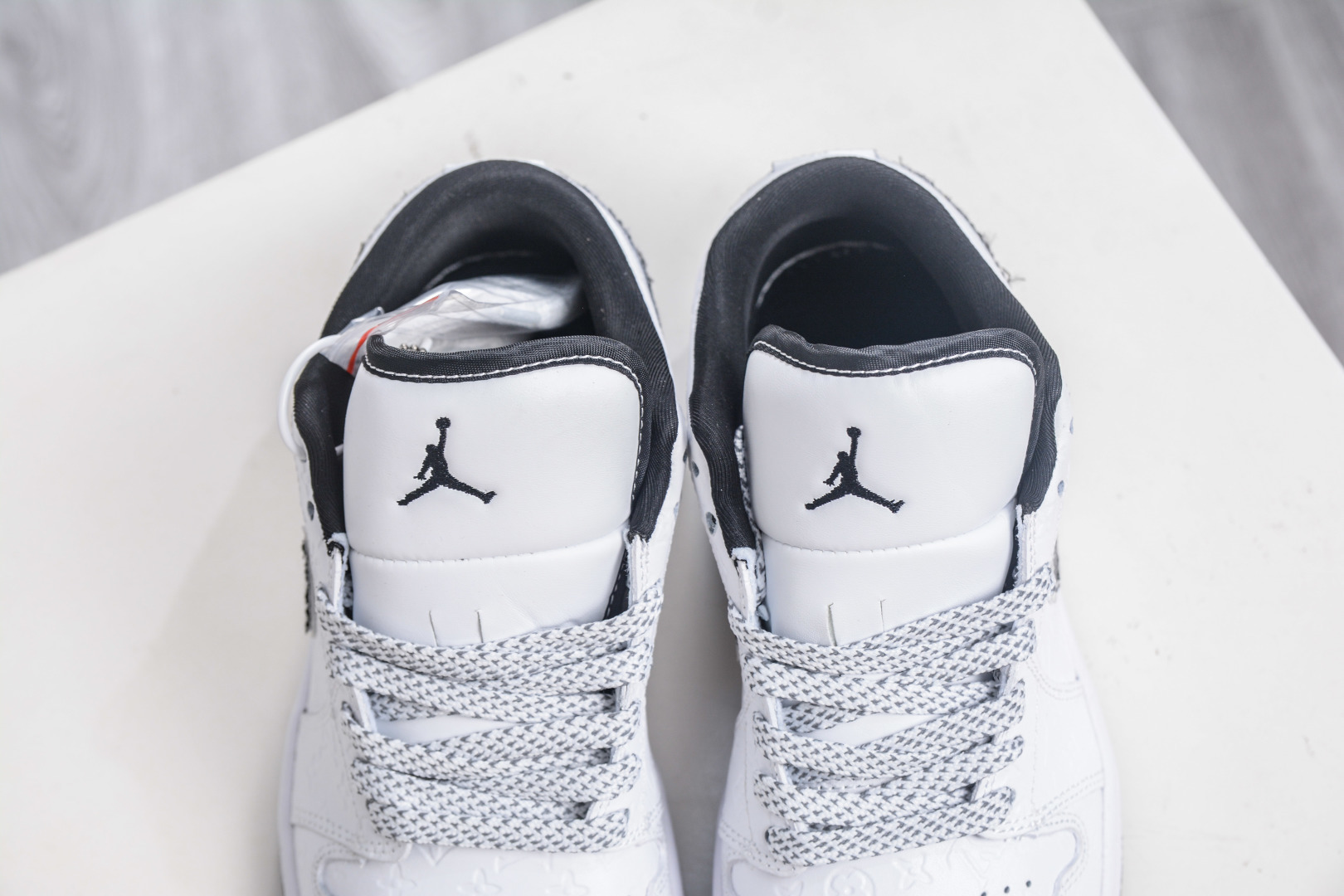 Nike Jordan Low x Louis Vuitton LV联名-纯白立体印花黑牛仔勾 QG1988-011