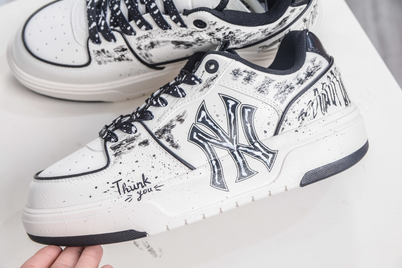 260 MLB Chunky Liner 万花弄 异构 涂鸦定制配色学长鞋系列低帮老爹风轻量增高厚底百搭休闲运动慢跑鞋 3ASXCA12N 50WHS-Chinese UA Cheap High Quatity Brand Clothes Bags handbags Sneakers wholesale wholesaler seller from China Factory suppliers Fashion Clothing Shoes best Quality Beautiful Price 260 MLB Chunky Liner 万花弄 异构 涂鸦定制配色学长鞋系列低帮老爹风轻量增高厚底百搭休闲运动慢跑鞋 3ASXCA12N 50WHS