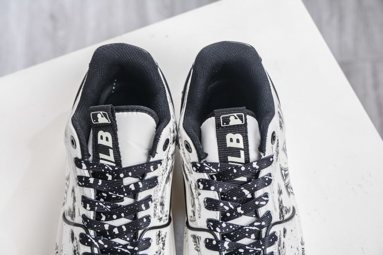 260 MLB Chunky Liner 万花弄 异构 涂鸦定制配色学长鞋系列低帮老爹风轻量增高厚底百搭休闲运动慢跑鞋 3ASXCA12N 50WHS-Chinese UA Cheap High Quatity Brand Clothes Bags handbags Sneakers wholesale wholesaler seller from China Factory suppliers Fashion Clothing Shoes best Quality Beautiful Price 260 MLB Chunky Liner 万花弄 异构 涂鸦定制配色学长鞋系列低帮老爹风轻量增高厚底百搭休闲运动慢跑鞋 3ASXCA12N 50WHS
