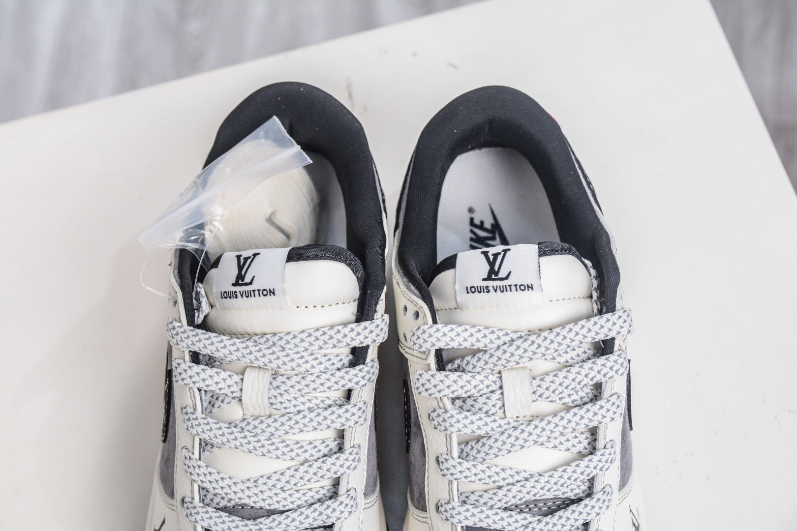 Nike SB Dunk Low x Louis Vuitton x Supreme Collaboration Sneakers 9 cmp i1758306261198 6294 0 7