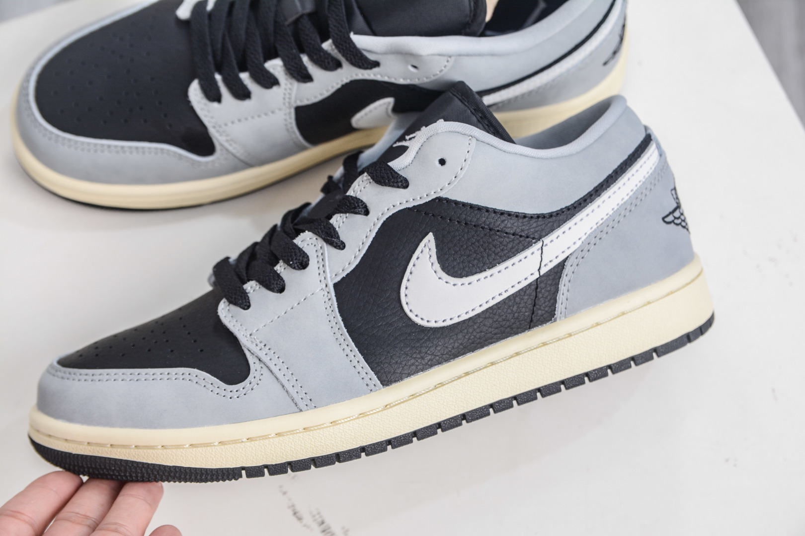 Air Jordan AJ1 Low 低帮 麂皮灰黑 HQ2010-012