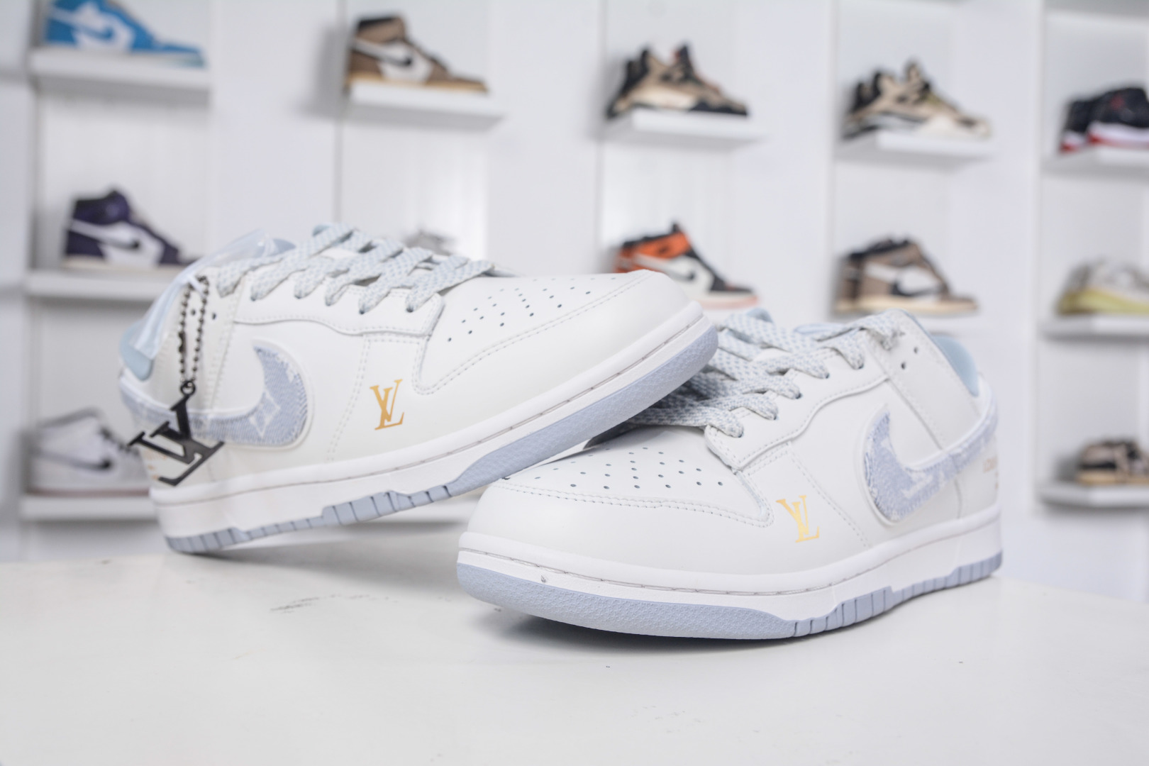 Nike SB Dunk Low x Louis Vuitton White Grey Denim Shoes 4 cmp i1758395239633 9033 0 3